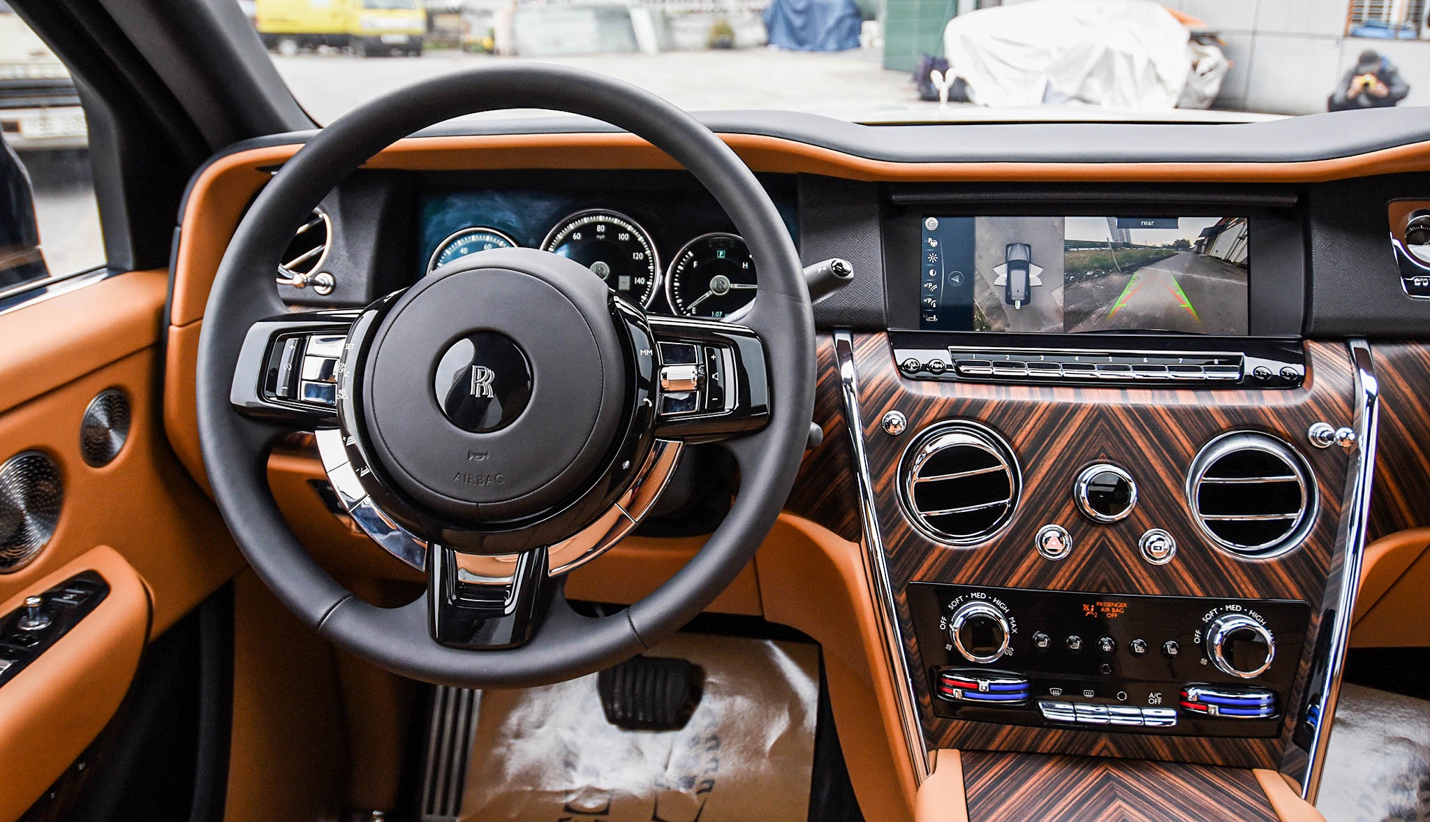 Chi tiết Rolls-Royce Cullinan phiên bản 5 chỗ tại Việt Nam ảnh 12 Chi tiet Rolls-Royce Cullinan phien ban 5 cho tai Viet Nam anh 12