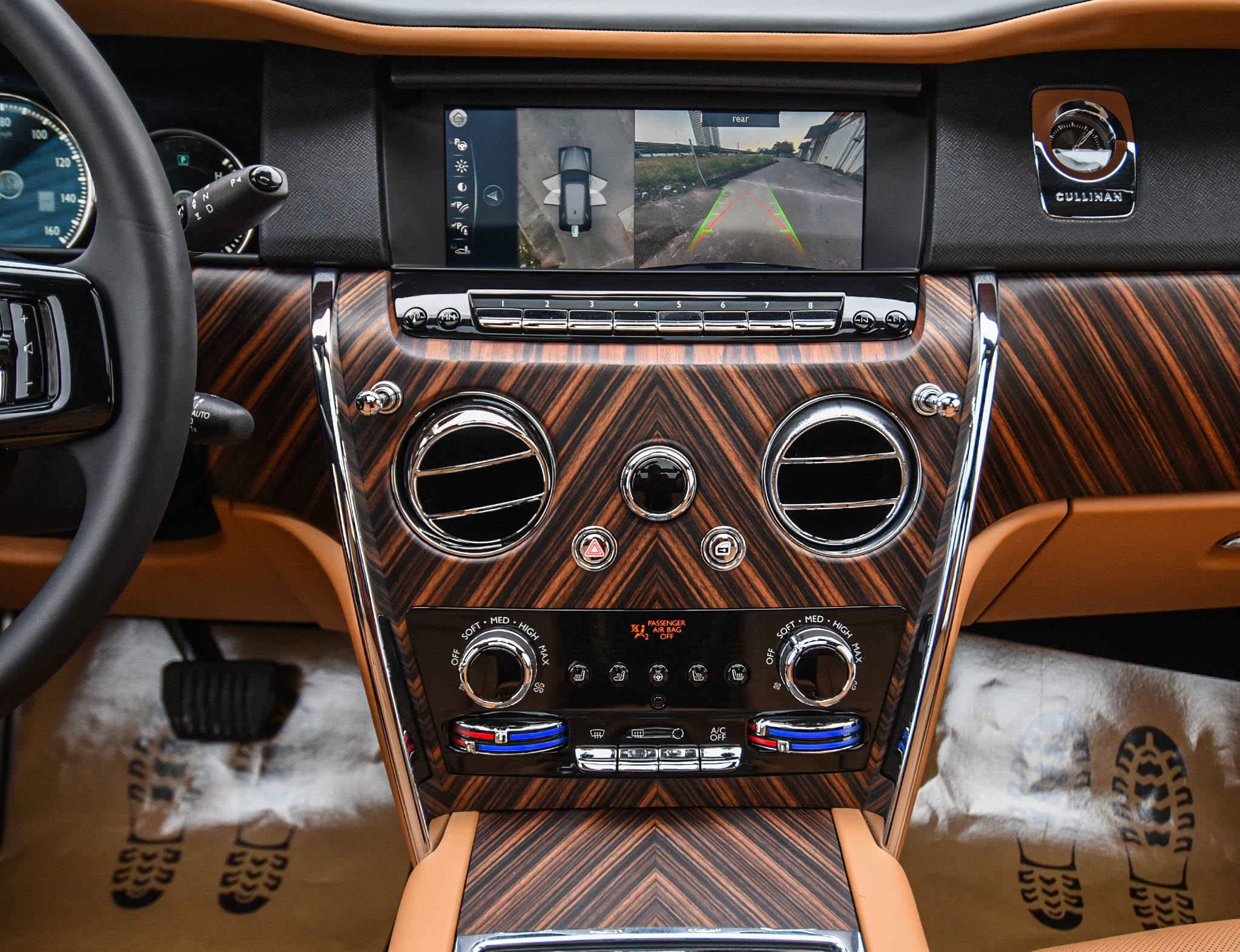 Chi tiết Rolls-Royce Cullinan phiên bản 5 chỗ tại Việt Nam ảnh 13 Chi tiet Rolls-Royce Cullinan phien ban 5 cho tai Viet Nam anh 13