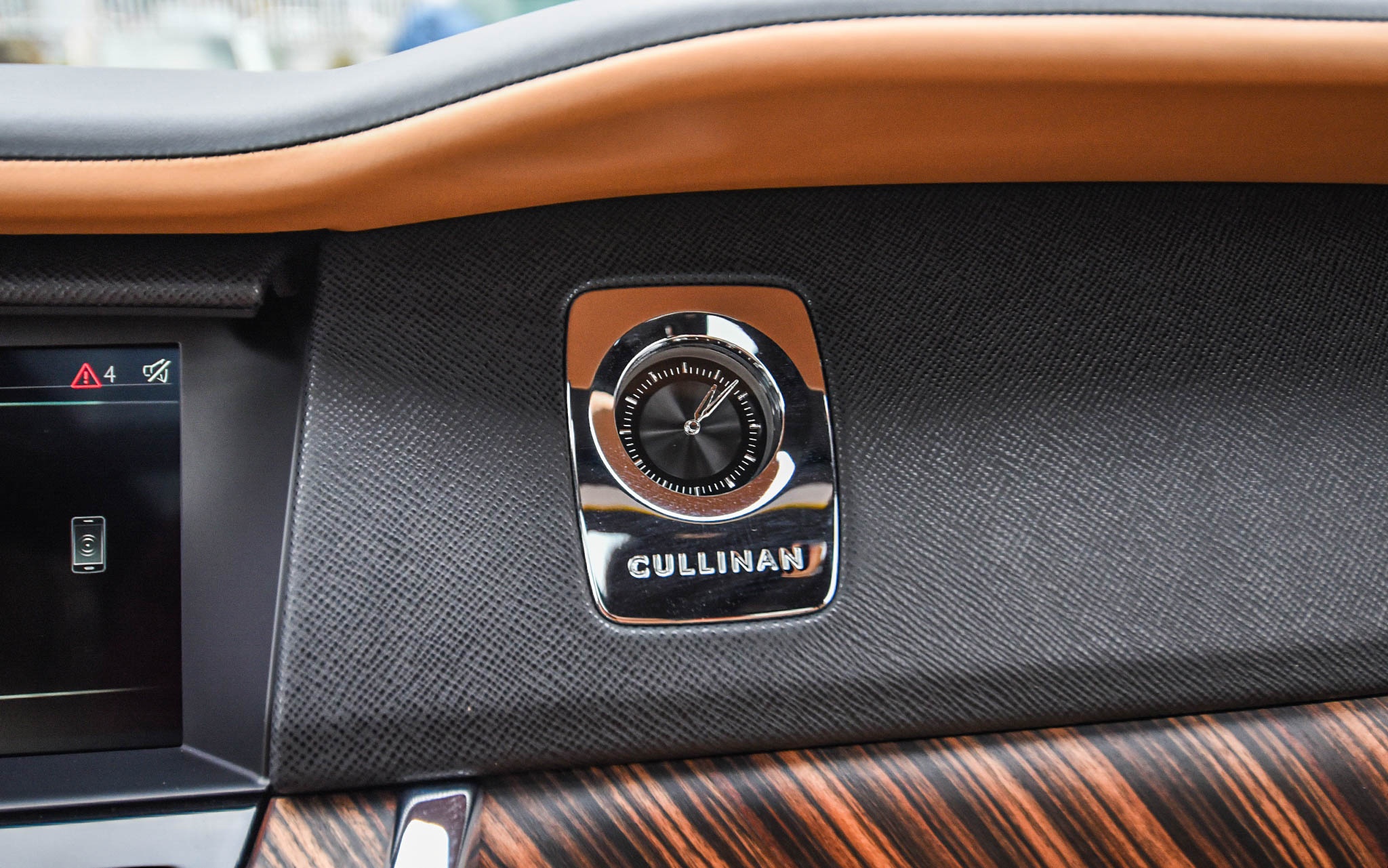 Chi tiết Rolls-Royce Cullinan phiên bản 5 chỗ tại Việt Nam ảnh 22 Chi tiet Rolls-Royce Cullinan phien ban 5 cho tai Viet Nam anh 22