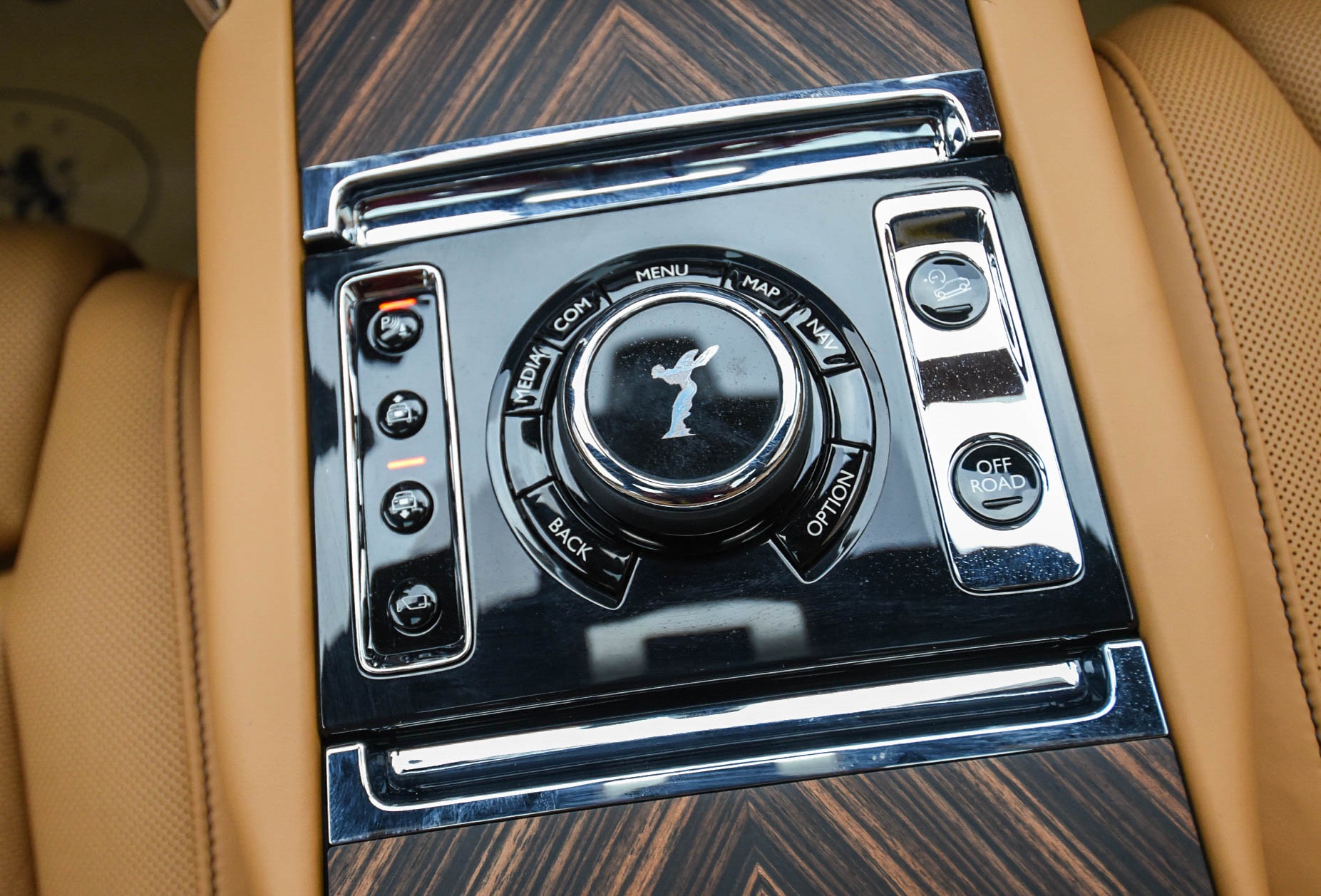 Chi tiết Rolls-Royce Cullinan phiên bản 5 chỗ tại Việt Nam ảnh 21 Chi tiet Rolls-Royce Cullinan phien ban 5 cho tai Viet Nam anh 21