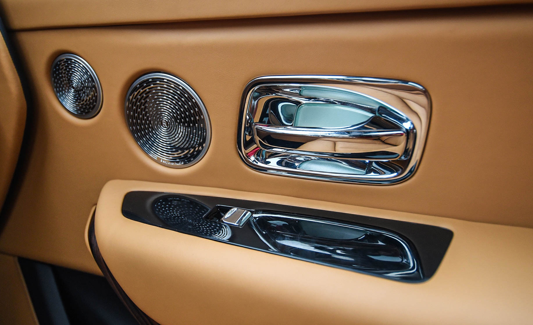 Chi tiết Rolls-Royce Cullinan phiên bản 5 chỗ tại Việt Nam ảnh 23 Chi tiet Rolls-Royce Cullinan phien ban 5 cho tai Viet Nam anh 23