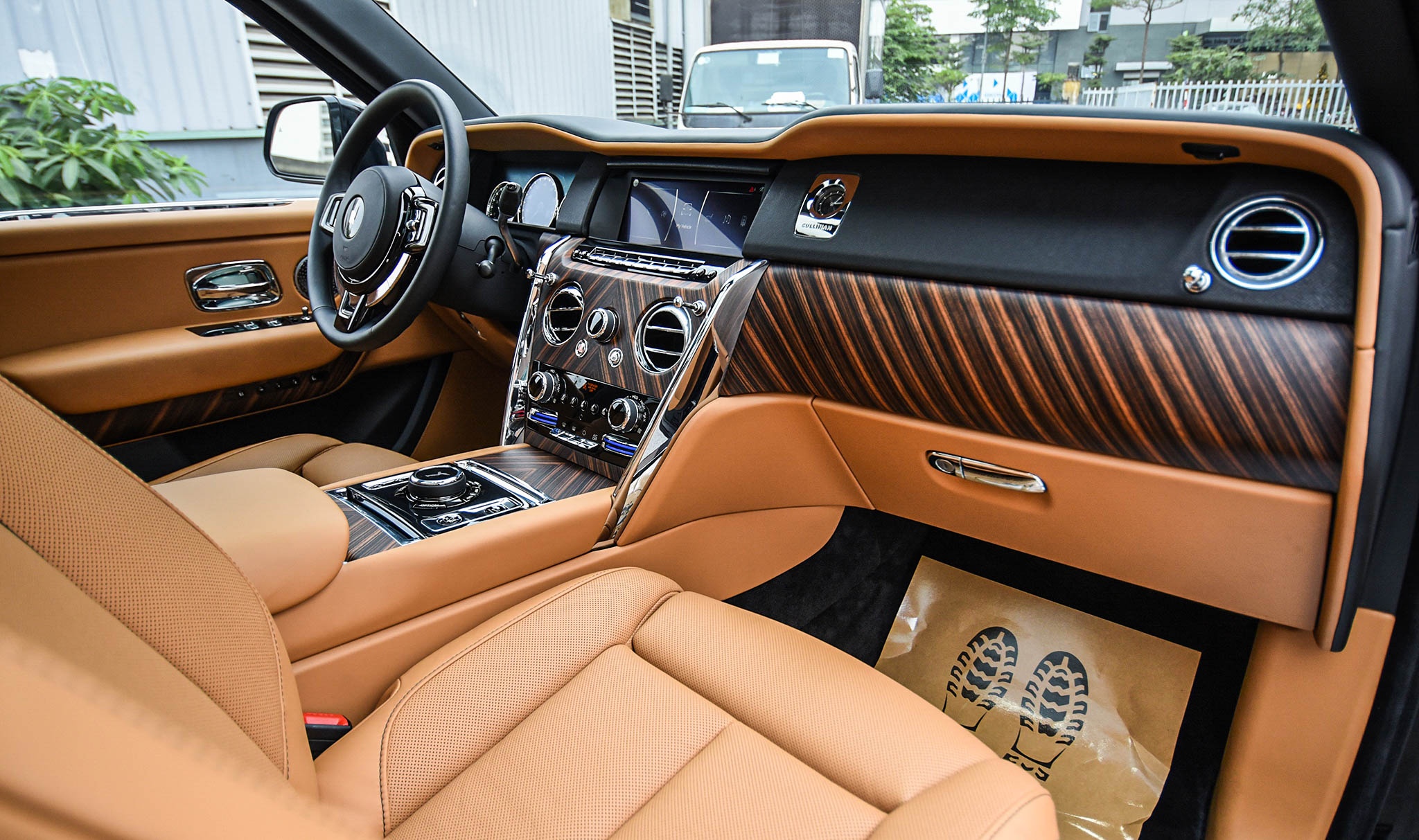 Chi tiết Rolls-Royce Cullinan phiên bản 5 chỗ tại Việt Nam ảnh 11 Chi tiet Rolls-Royce Cullinan phien ban 5 cho tai Viet Nam anh 11