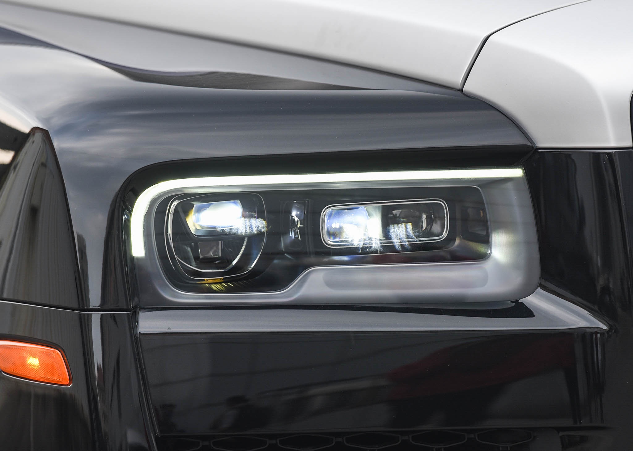 Chi tiết Rolls-Royce Cullinan phiên bản 5 chỗ tại Việt Nam ảnh 7 Chi tiet Rolls-Royce Cullinan phien ban 5 cho tai Viet Nam anh 7