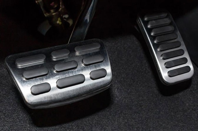 Cach de lai oto khong dap nham chan ga, chan phanh hinh anh