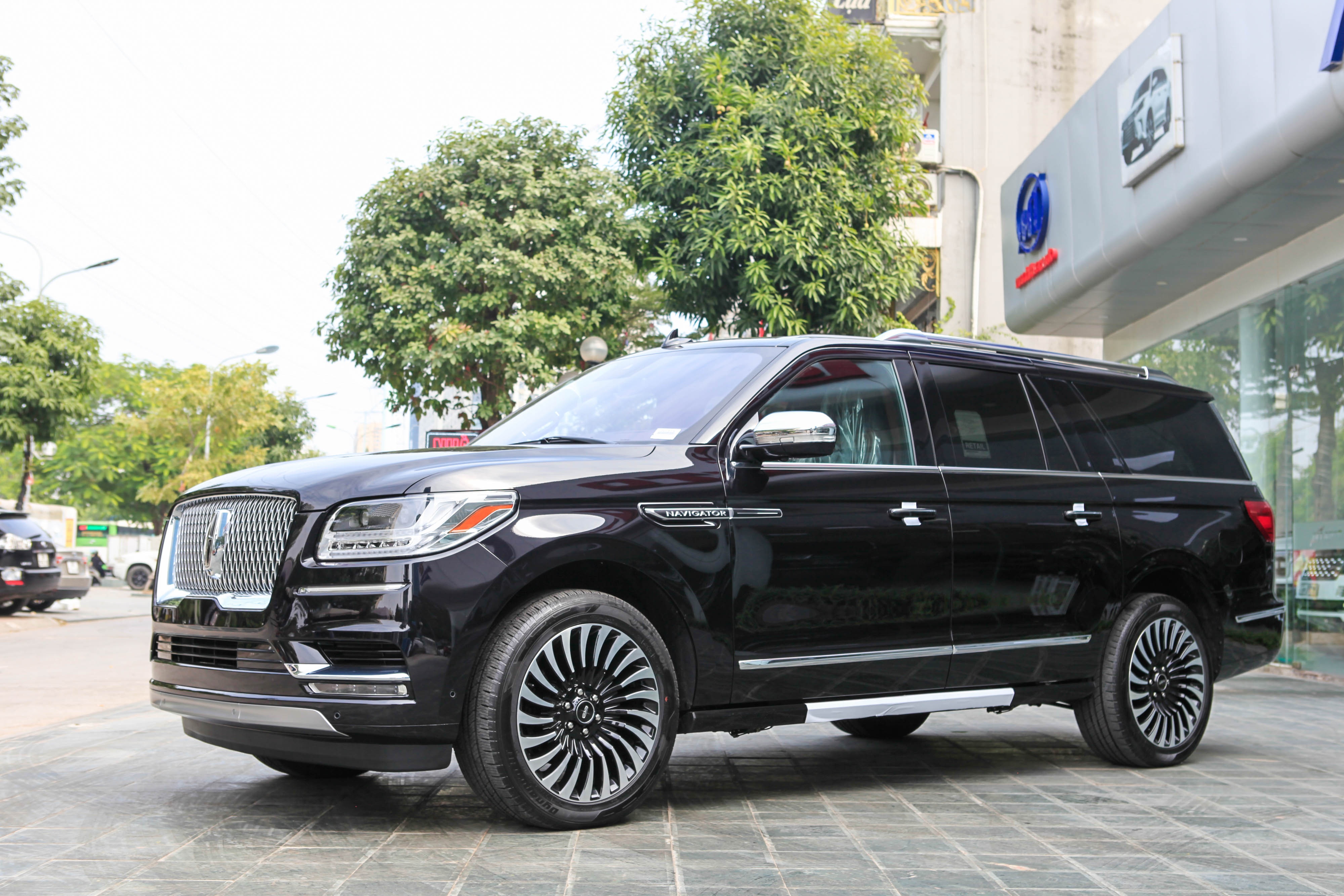 Chi tiet Lincoln Navigator L Black Label 2021 gia hon 8 ty dong anh 1