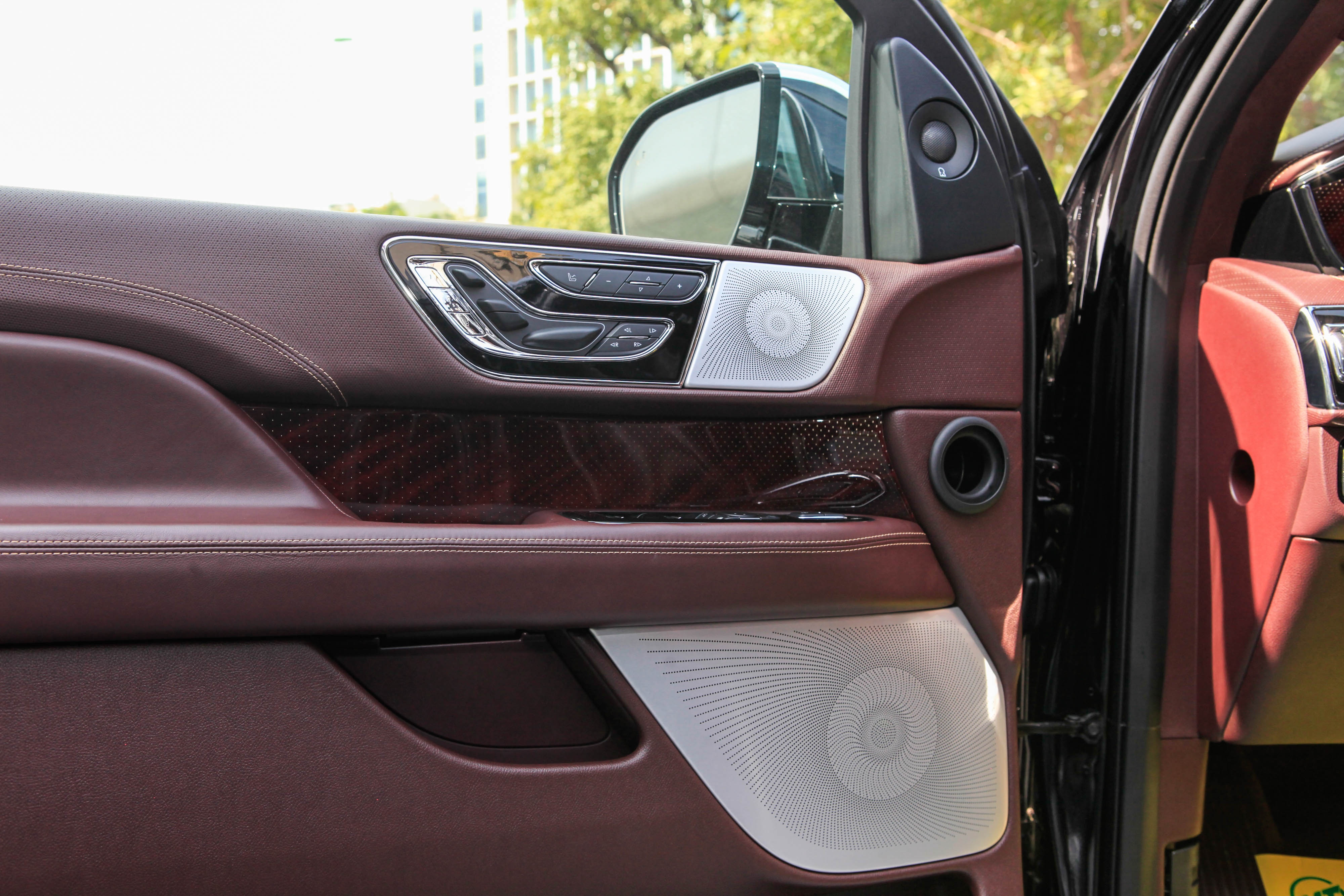 Chi tiết Lincoln Navigator L Black Label 2021 giá hơn 8 tỷ đồng ảnh 22 Chi tiet Lincoln Navigator L Black Label 2021 gia hon 8 ty dong anh 22