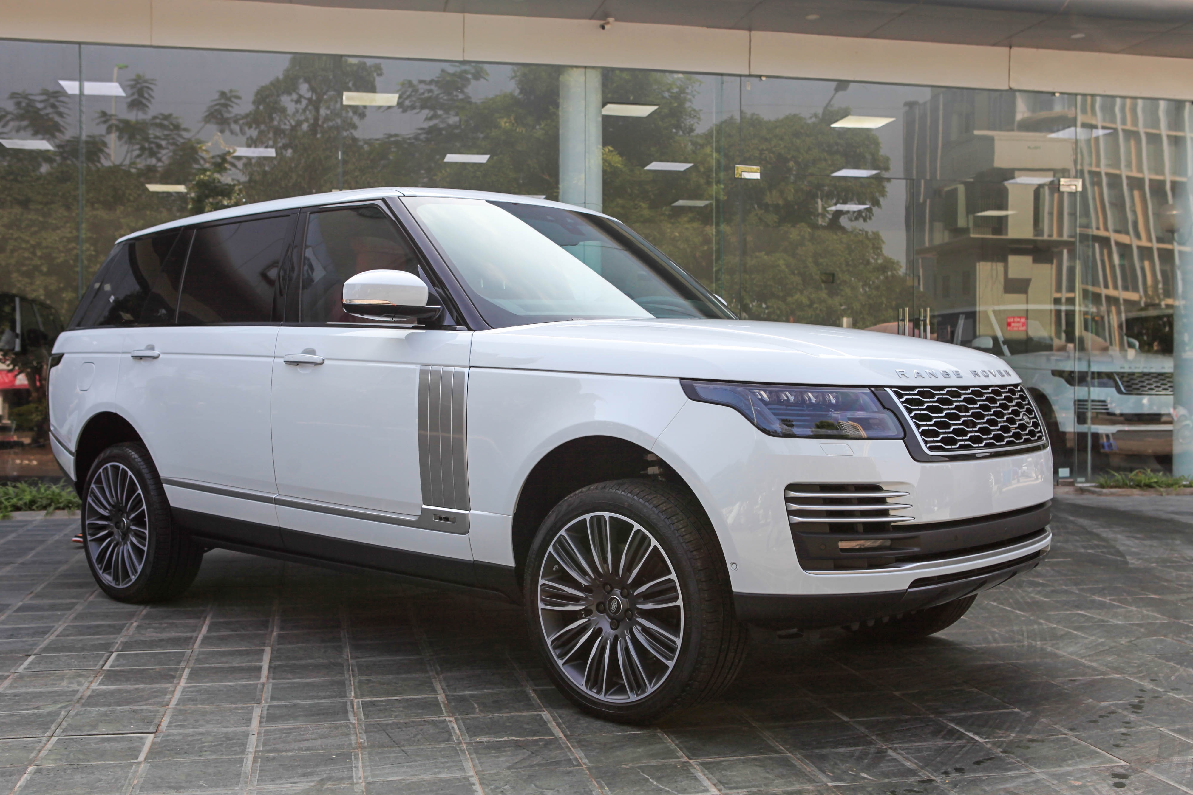 Mercedes-AMG G 63 áp đảo Range Rover ảnh 2 Mercedes-AMG G 63 ap dao Range Rover anh 2