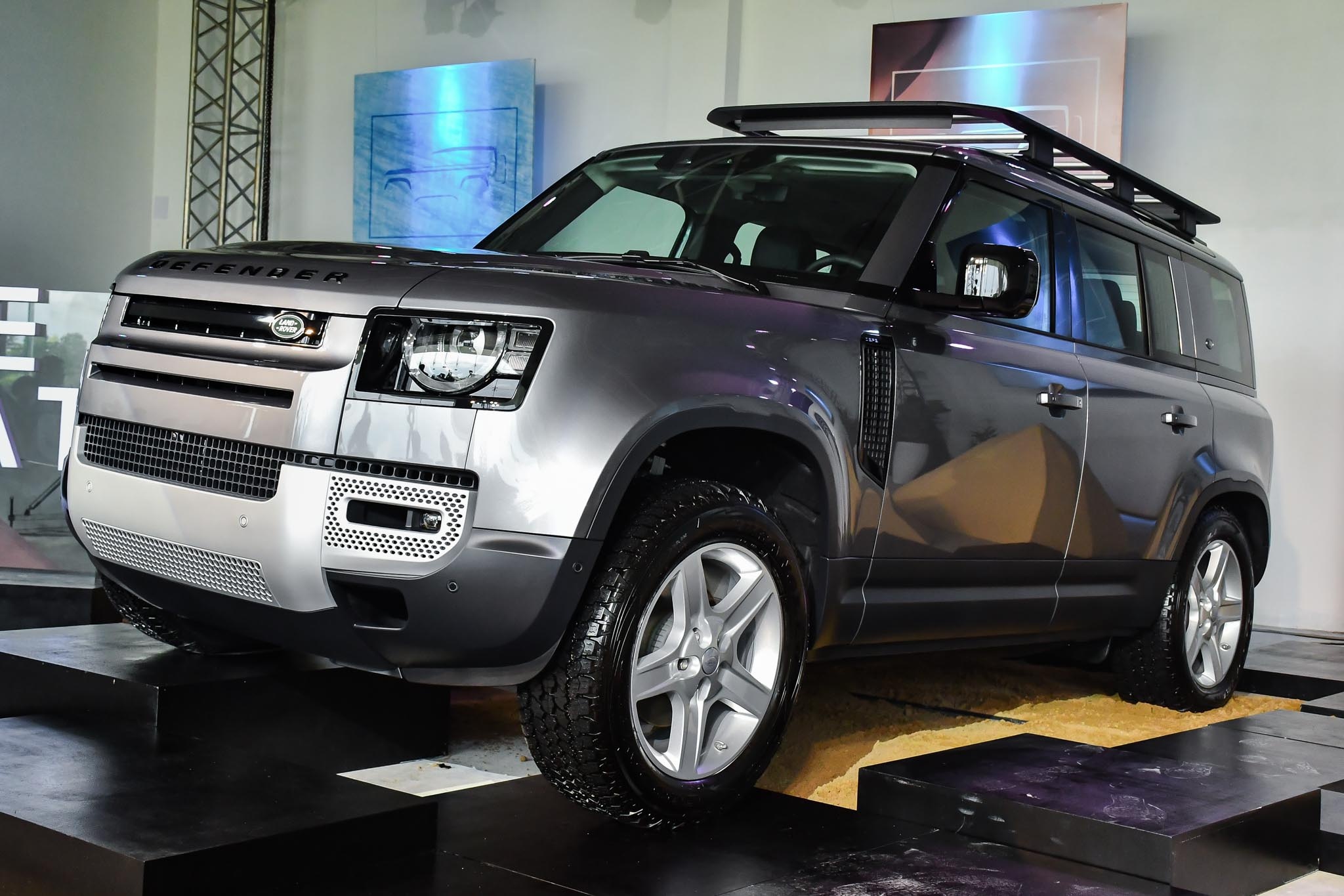 Land Rover Defender tranh khách của Discovery ảnh 1 Land Rover Defender tranh khach cua Discovery anh 1
