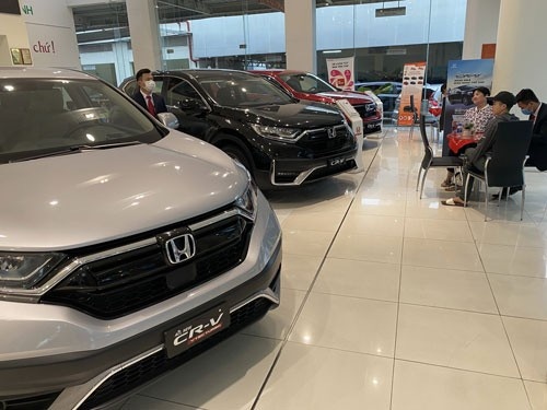 Luong khach mua oto giam manh dip can Tet Nguyen dan anh 1