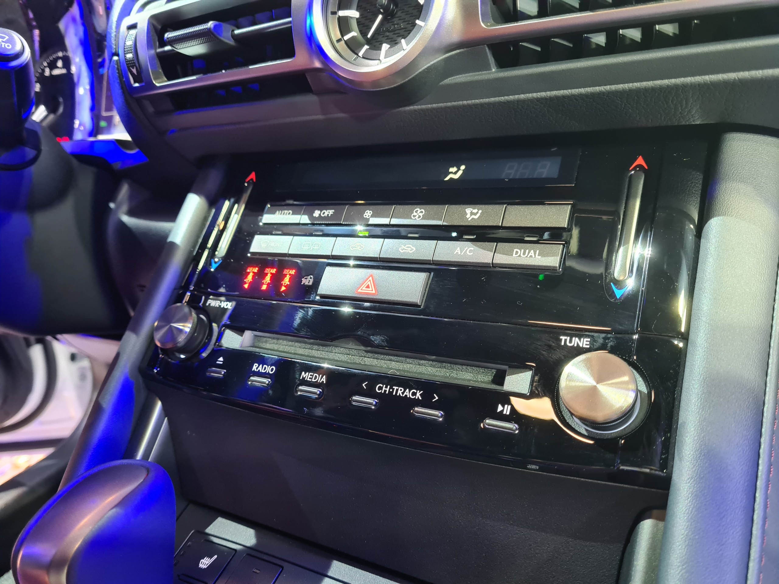 Lexus IS 2021 được ra mắt tại Việt Nam ảnh 6 Lexus IS 2021 duoc ra mat tai Viet Nam anh 6