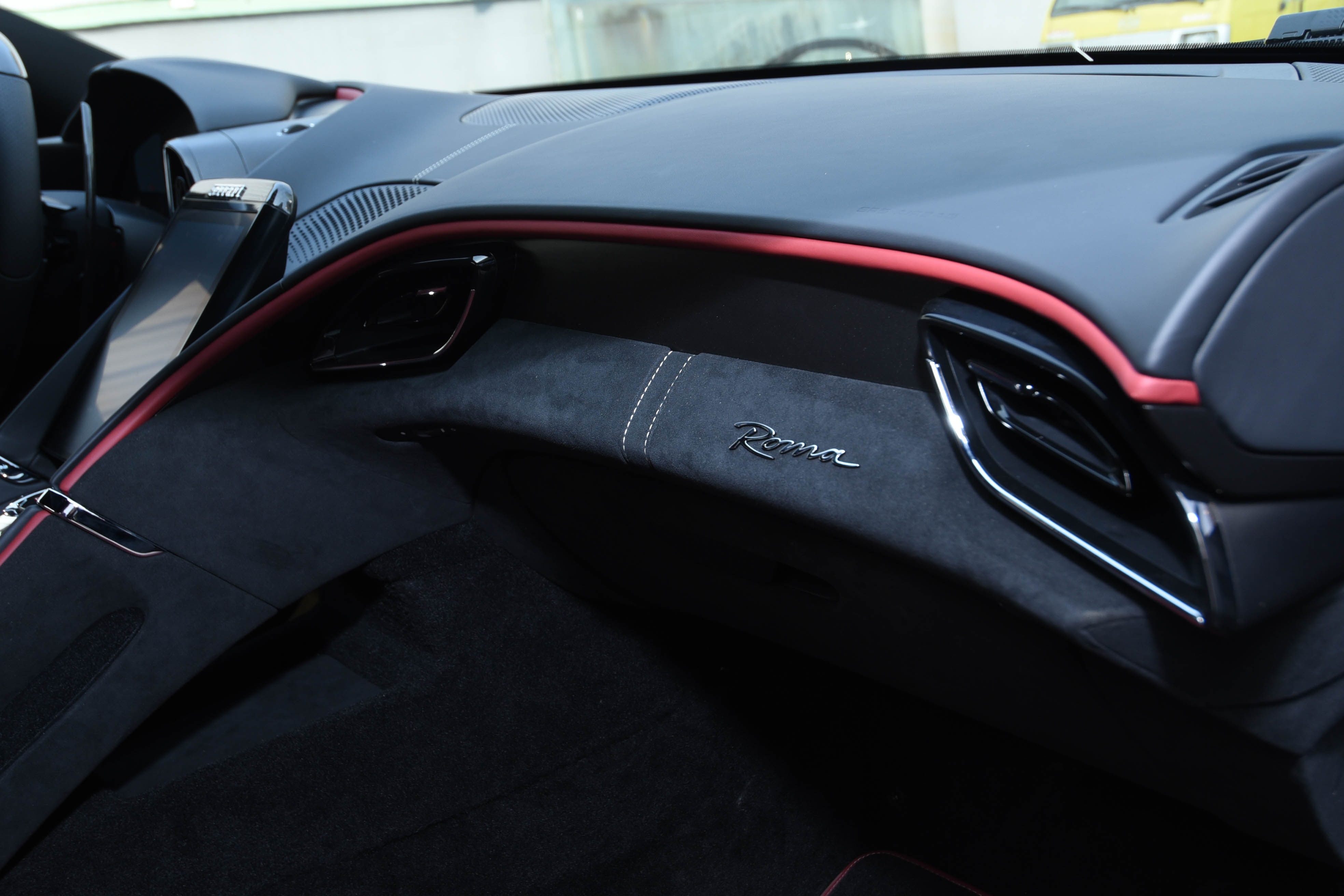 Chi tiet Ferrari Roma dau tien tai Viet Nam anh 21