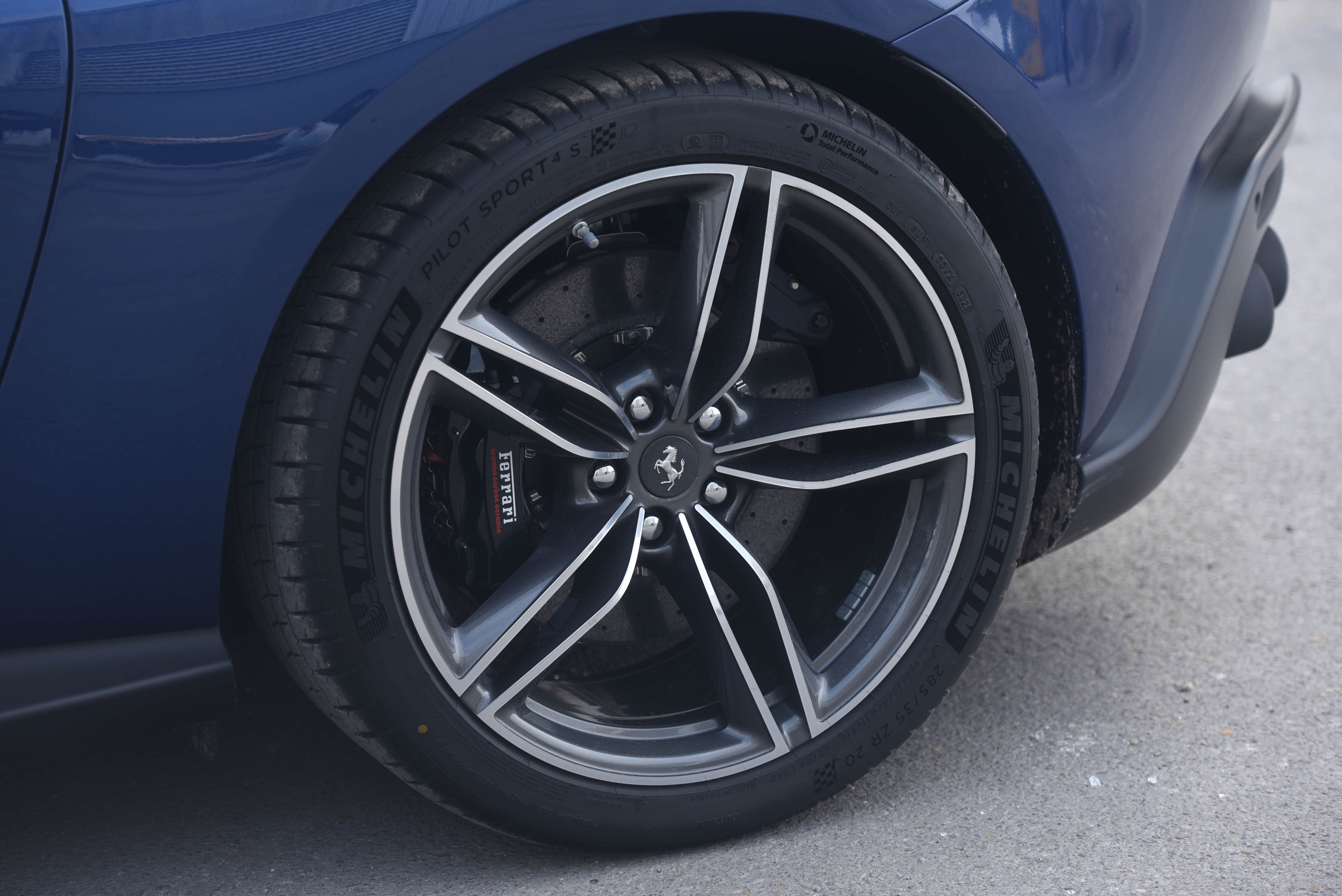 Chi tiet Ferrari Roma dau tien tai Viet Nam anh 12