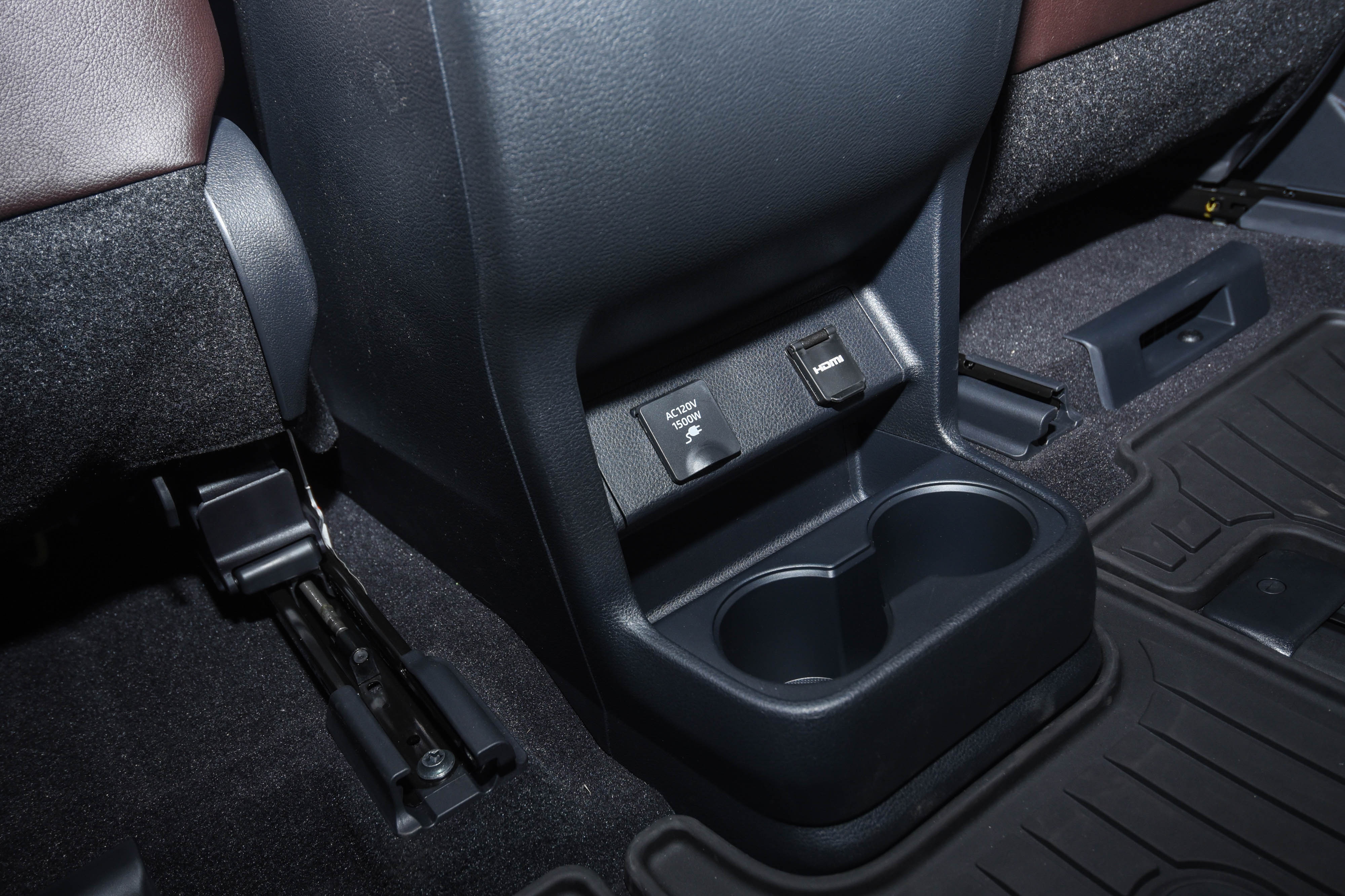 Chi tiết Toyota Sienna đời 2021 đầu tiên tại Việt Nam ảnh 21 Chi tiet Toyota Sienna doi 2021 dau tien tai Viet Nam anh 21