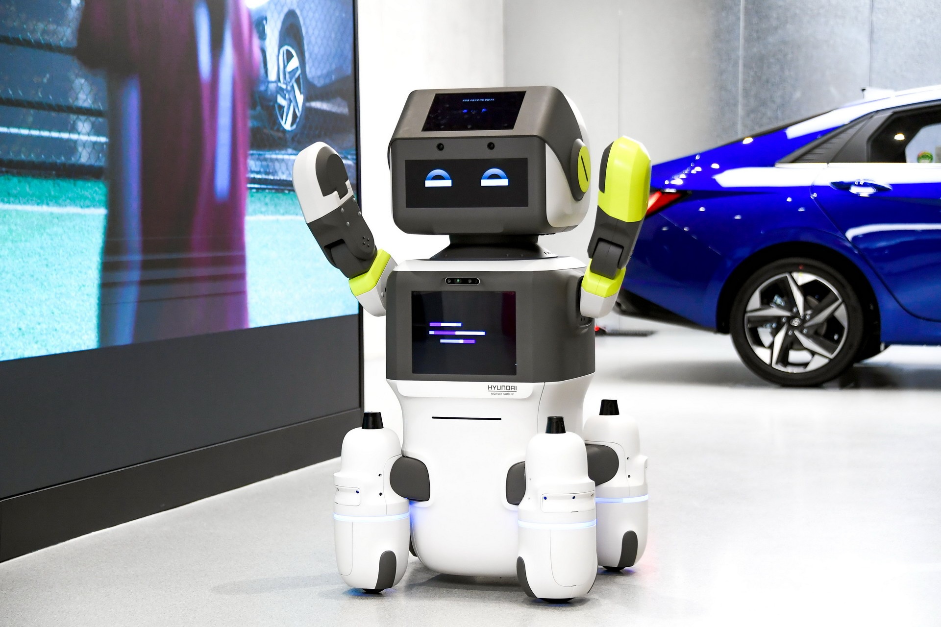 Hyundai su dung robot de cham soc khach hang tai dai ly hinh anh