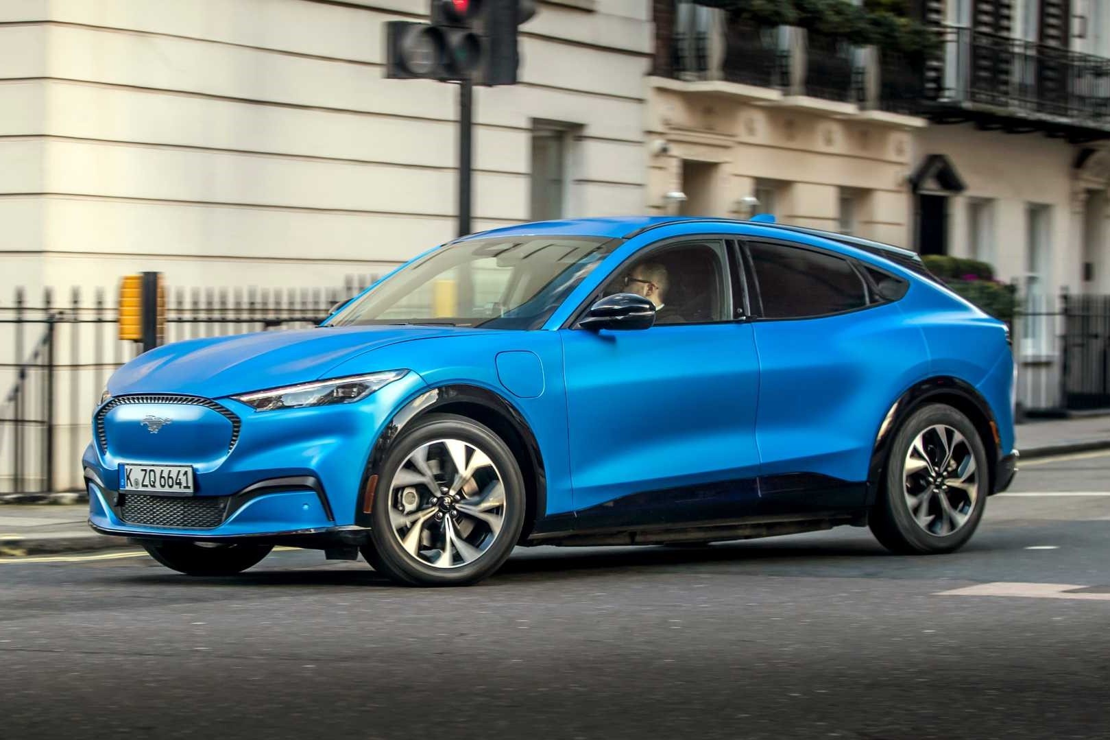 Ford se dung ban oto su dung dong co dot trong tai chau Au tu nam 2030 hinh anh