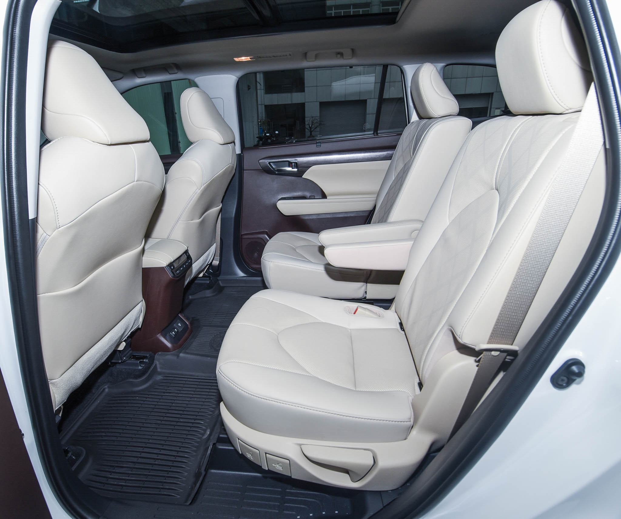 Chi tiết Toyota Highlander Platinum 2021 đầu tiên tại Việt Nam ảnh 14 Chi tiet Toyota Highlander Platinum 2021 dau tien tai Viet Nam anh 14