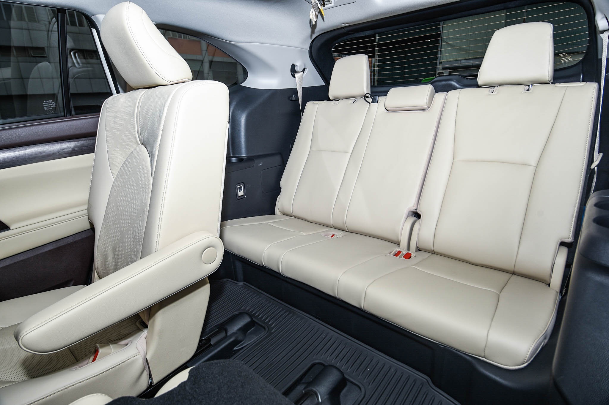 Chi tiết Toyota Highlander Platinum 2021 đầu tiên tại Việt Nam ảnh 15 Chi tiet Toyota Highlander Platinum 2021 dau tien tai Viet Nam anh 15