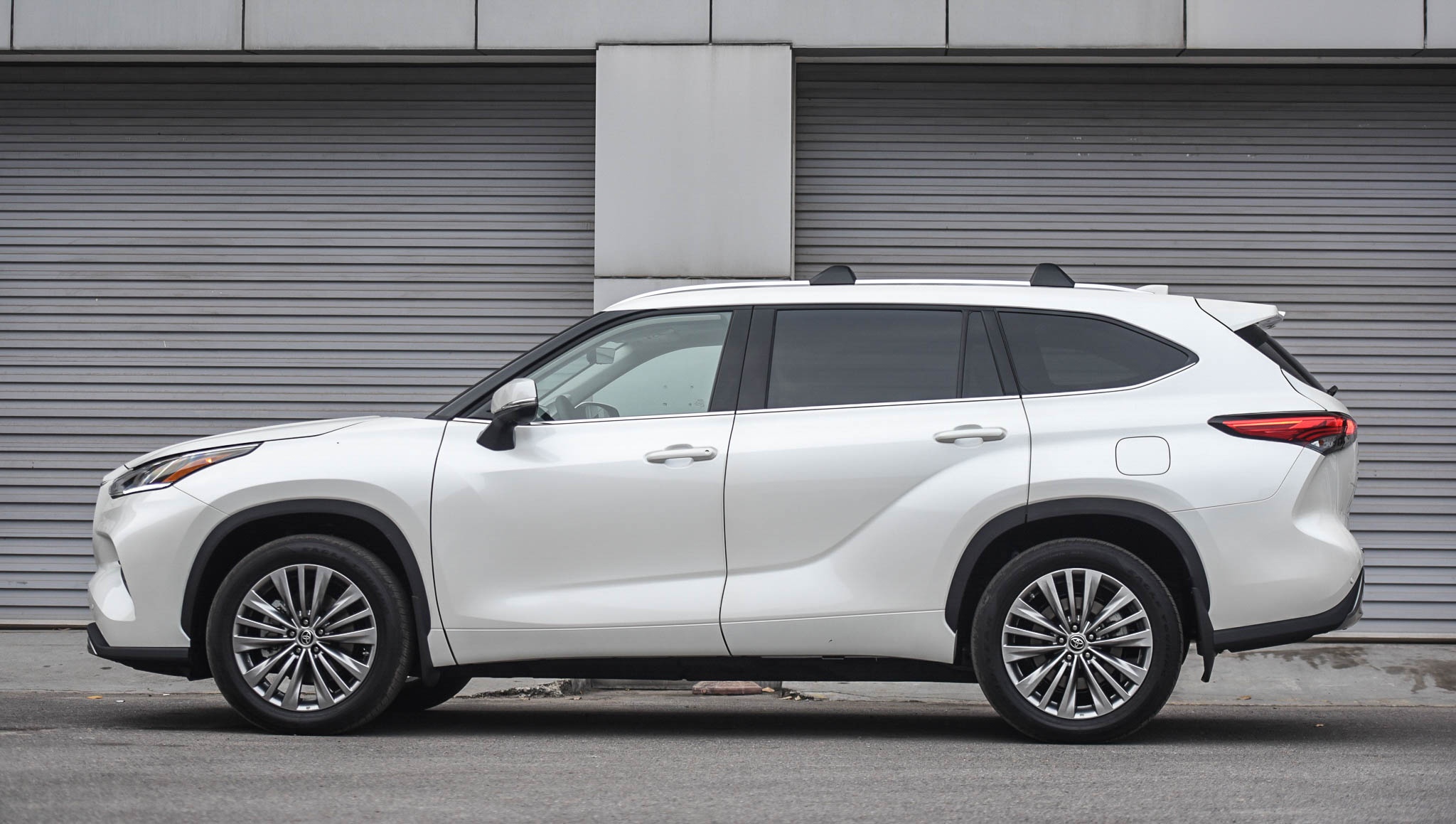 Chi tiết Toyota Highlander Platinum 2021 đầu tiên tại Việt Nam ảnh 2 Chi tiet Toyota Highlander Platinum 2021 dau tien tai Viet Nam anh 2