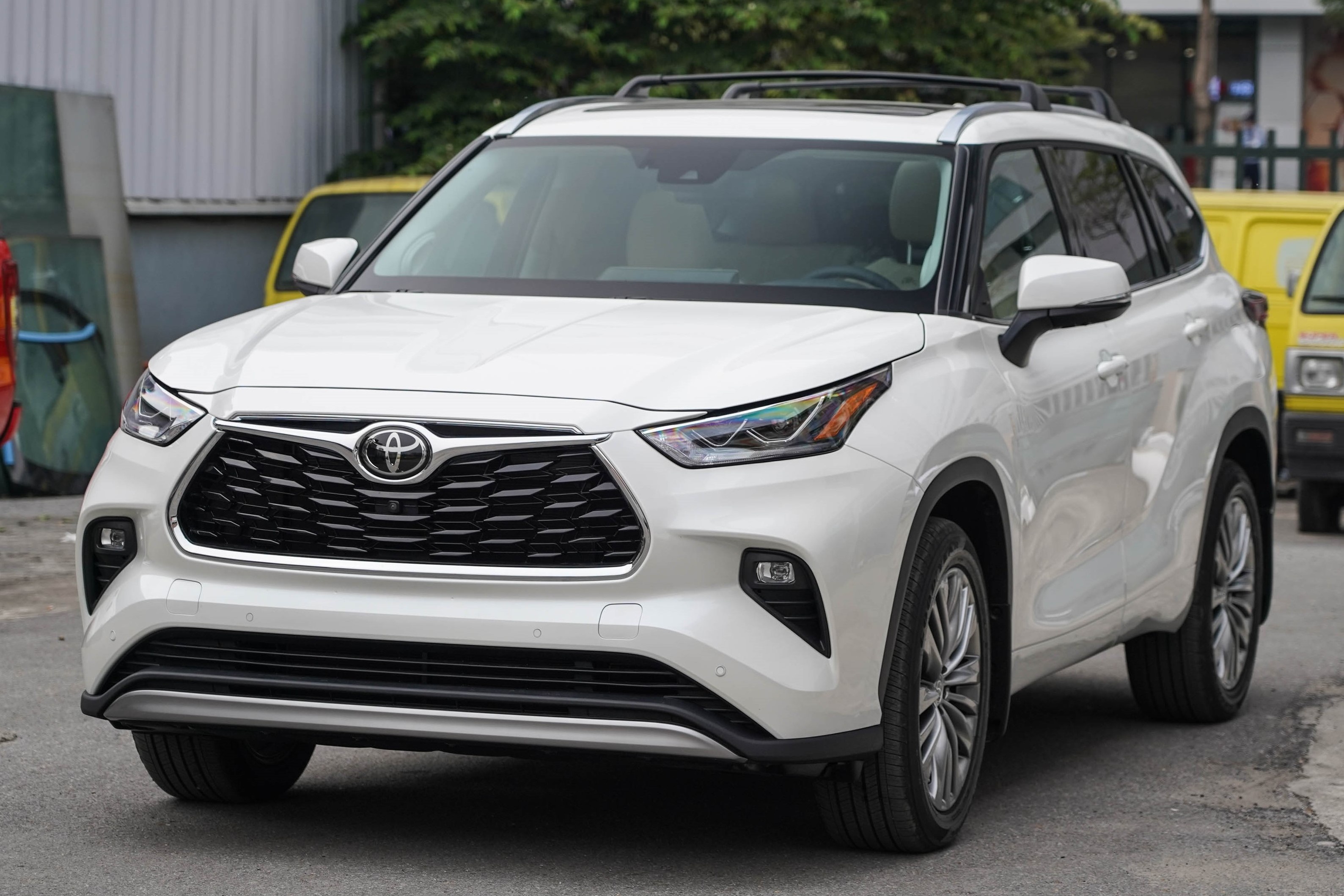 Chi tiet Toyota Highlander Platinum 2021 dau tien tai Viet Nam hinh anh