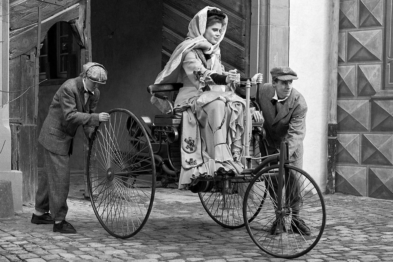 Nguoi phu nu thay doi nen cong nghiep oto the gioi hinh anh