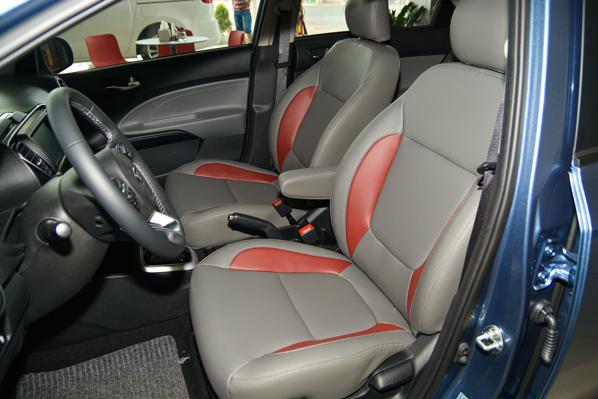 So sanh Mitsubishi Attrage CVT Premium va Kia Soluto AT Luxury anh 13