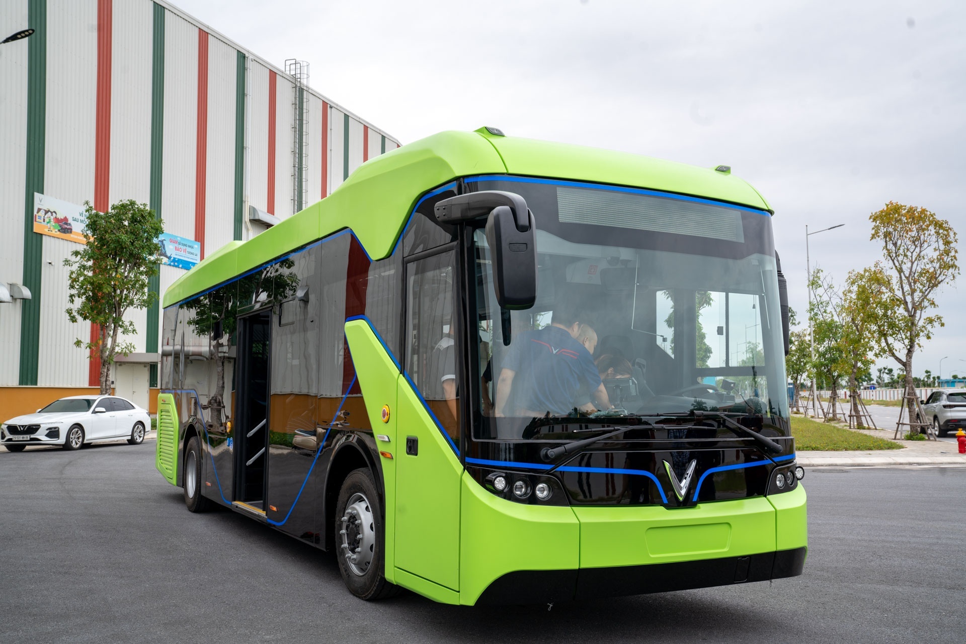 Trạm xe buýt điện VinFast lộ diện ảnh 3 Tram xe buyt dien VinFast lo dien anh 3