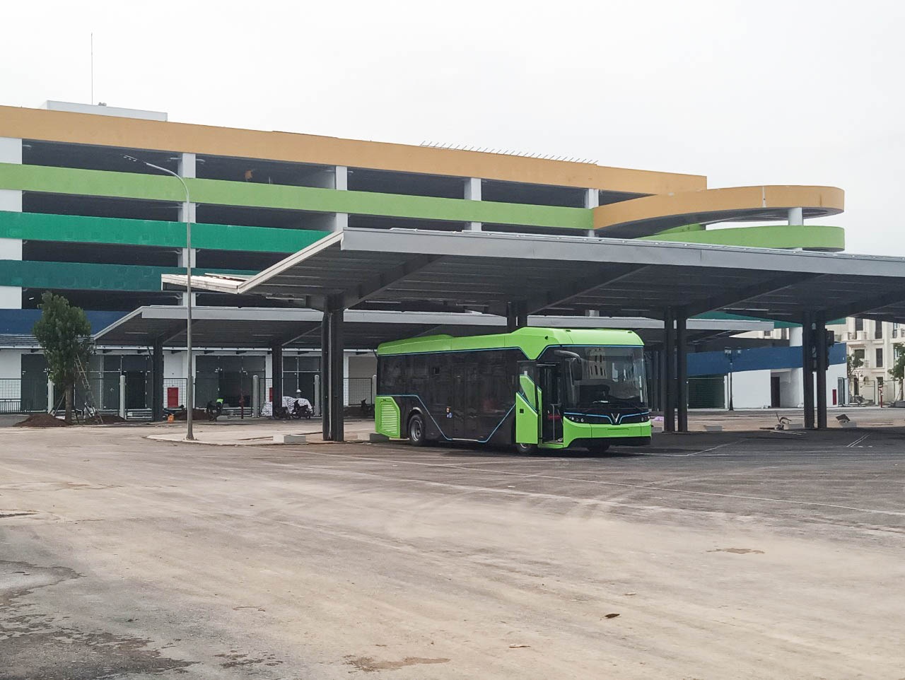 Trạm xe buýt điện VinFast lộ diện ảnh 2 Tram xe buyt dien VinFast lo dien anh 2