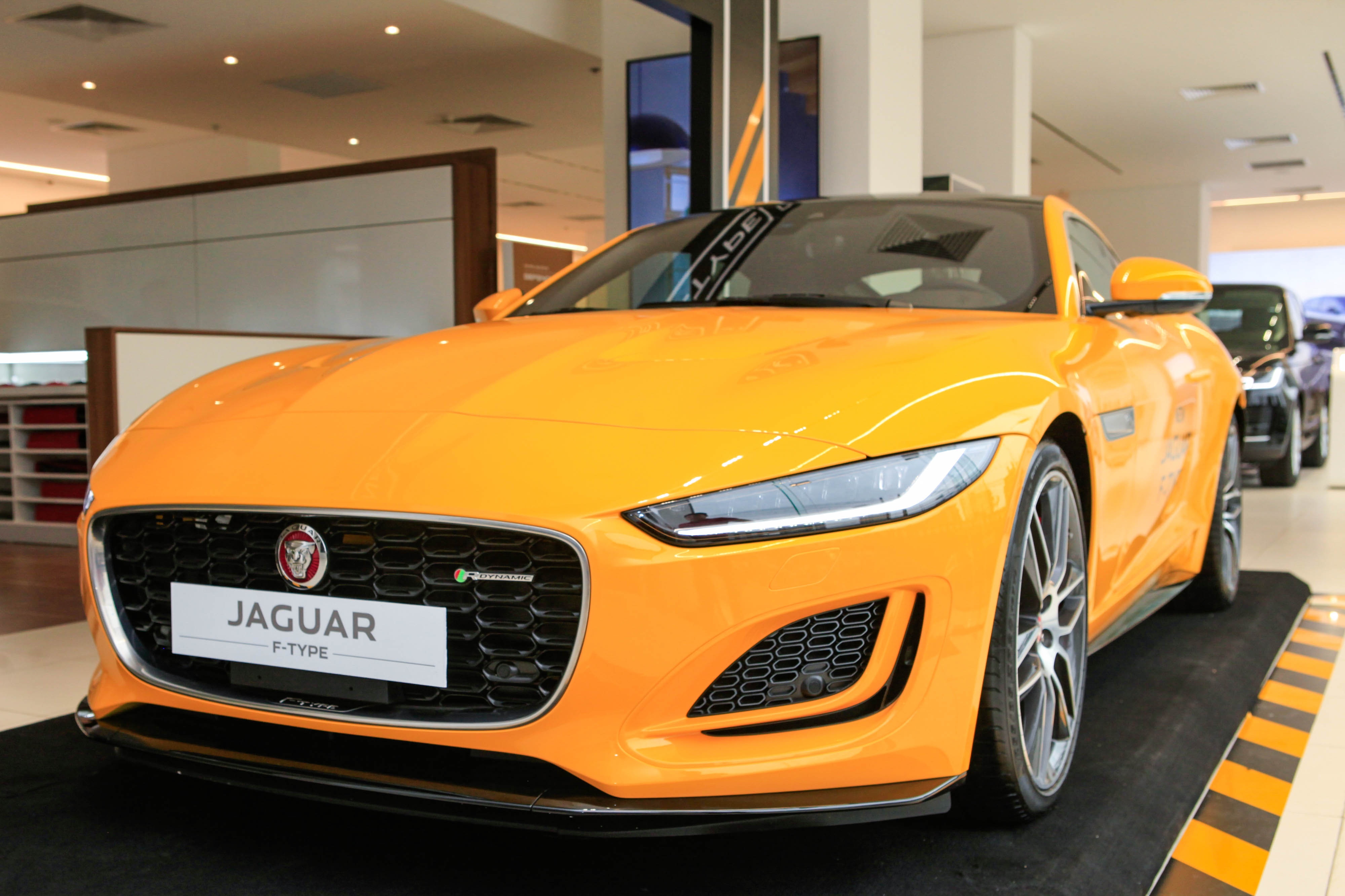Chi tiet Jaguar F-Type 2021 - doi thu cua Porsche 718 tai Viet Nam hinh anh