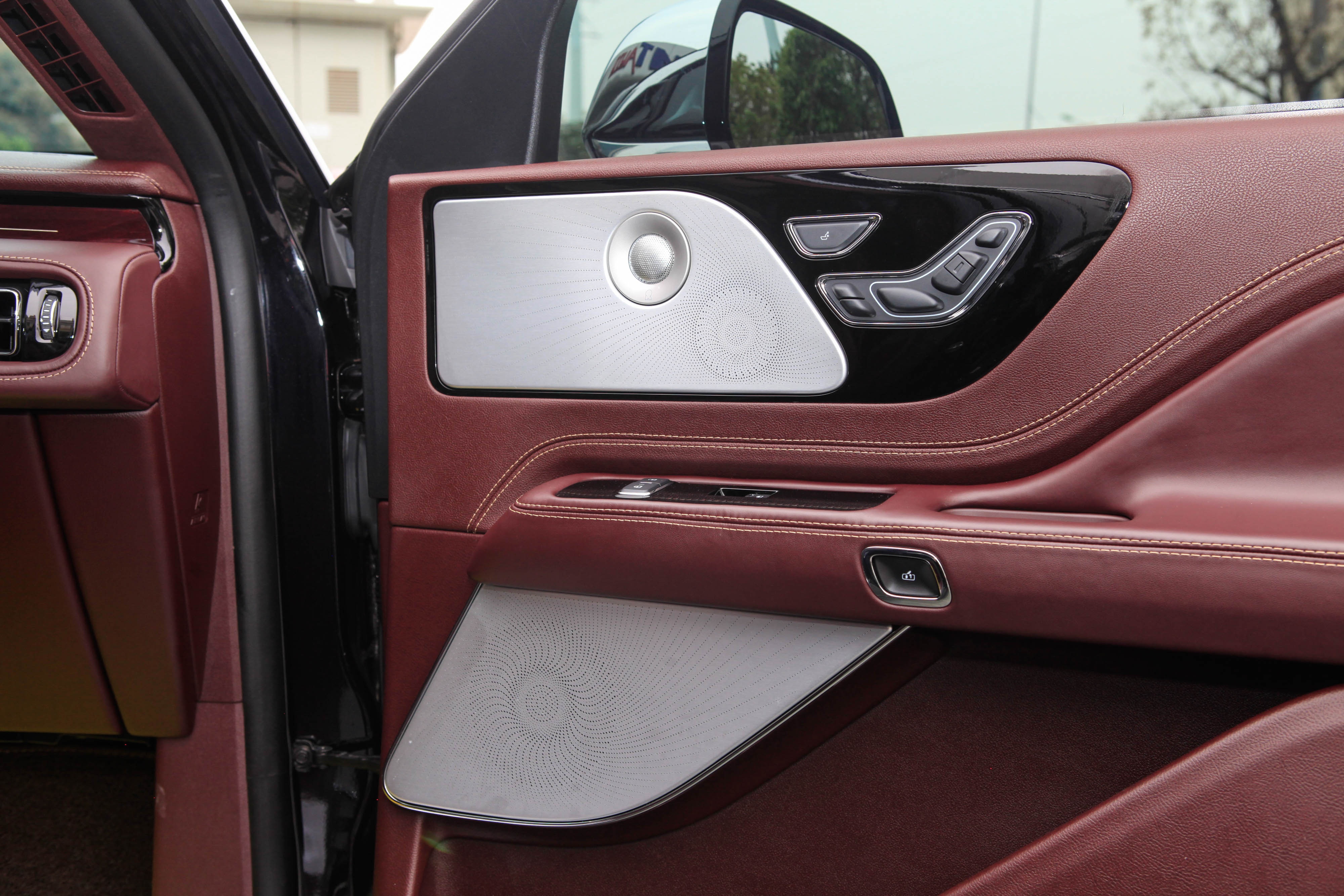 Chi tiết Lincoln Aviator Black Label - SUV 7 chỗ giá hơn 6 tỷ đồng ảnh 18 Chi tiet Lincoln Aviator Black Label - SUV 7 cho gia hon 6 ty dong anh 18