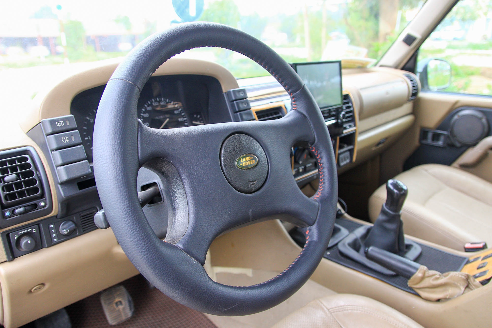 Chi tiết Land Rover Discovery 1996 - SUV 'hàng hiếm' tại Việt Nam ảnh 9 Chi tiet Land Rover Discovery 1996 - SUV 'hang hiem' tai Viet Nam anh 9