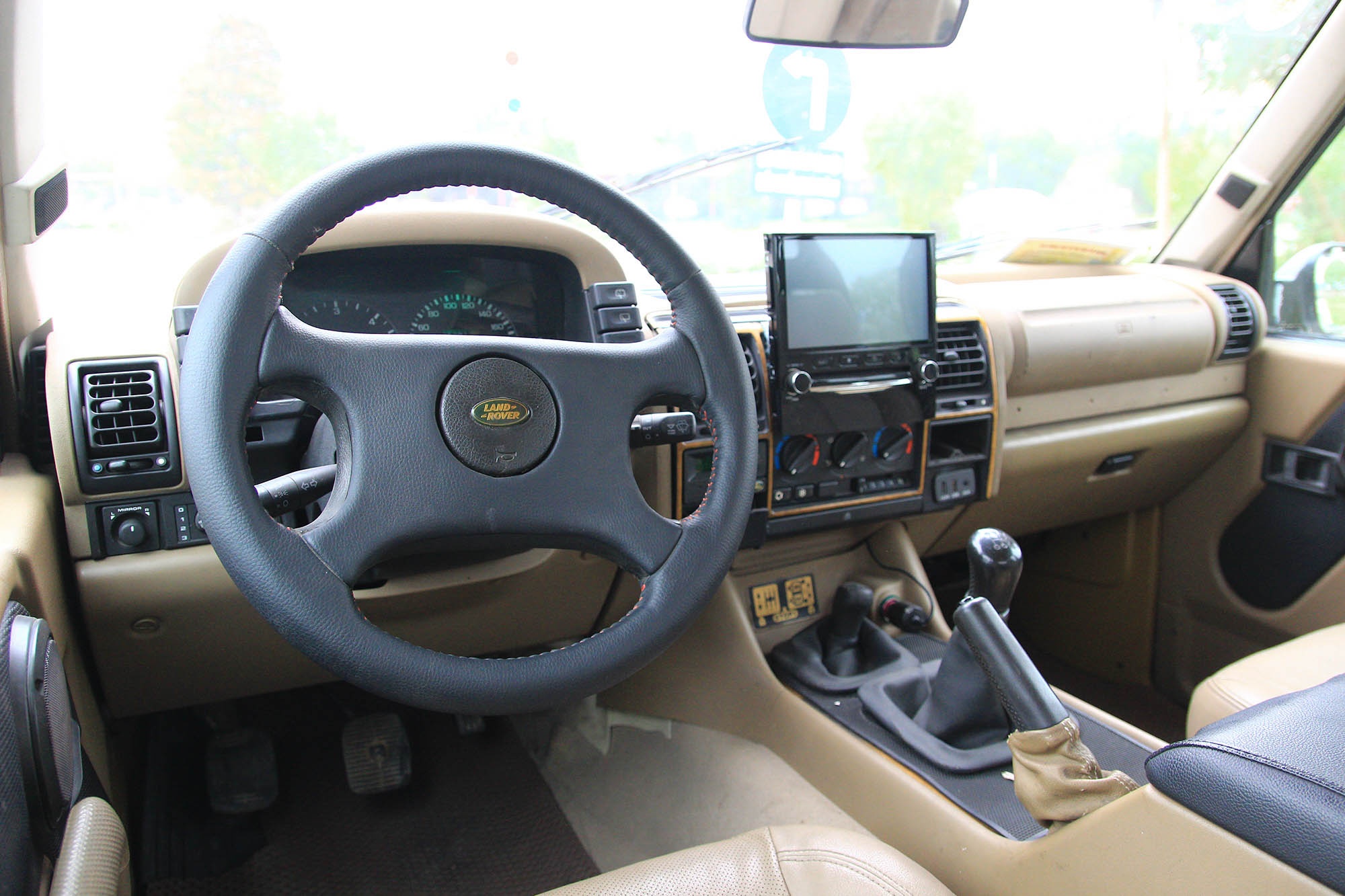 Chi tiết Land Rover Discovery 1996 - SUV 'hàng hiếm' tại Việt Nam ảnh 6 Chi tiet Land Rover Discovery 1996 - SUV 'hang hiem' tai Viet Nam anh 6