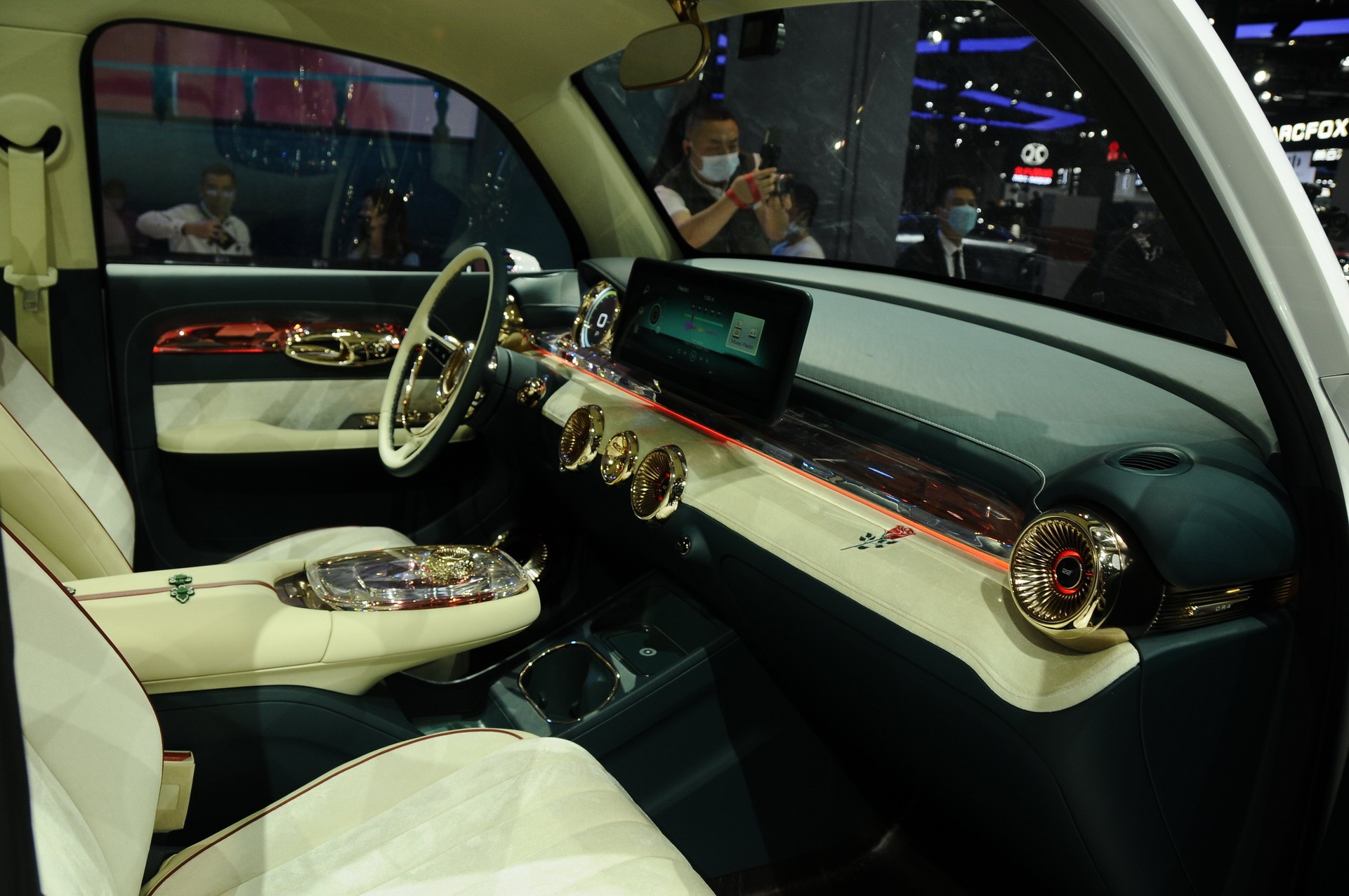 Ora Punk Cat - ôtô điện Trung Quốc nhái xe 'con bọ' ảnh 4 Ora Punk Cat - oto dien Trung Quoc nhai xe 'con bo' anh 4