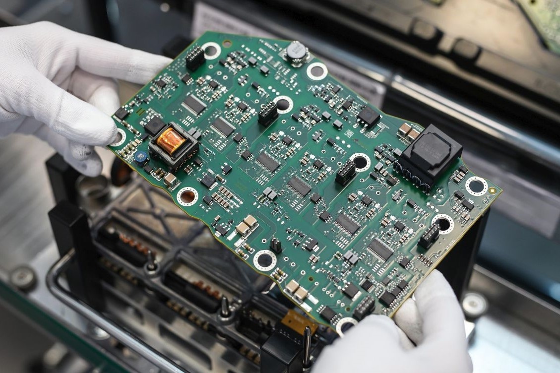 Nhieu mau oto bi cat giam trang bi vi thieu chat ban dan hinh anh