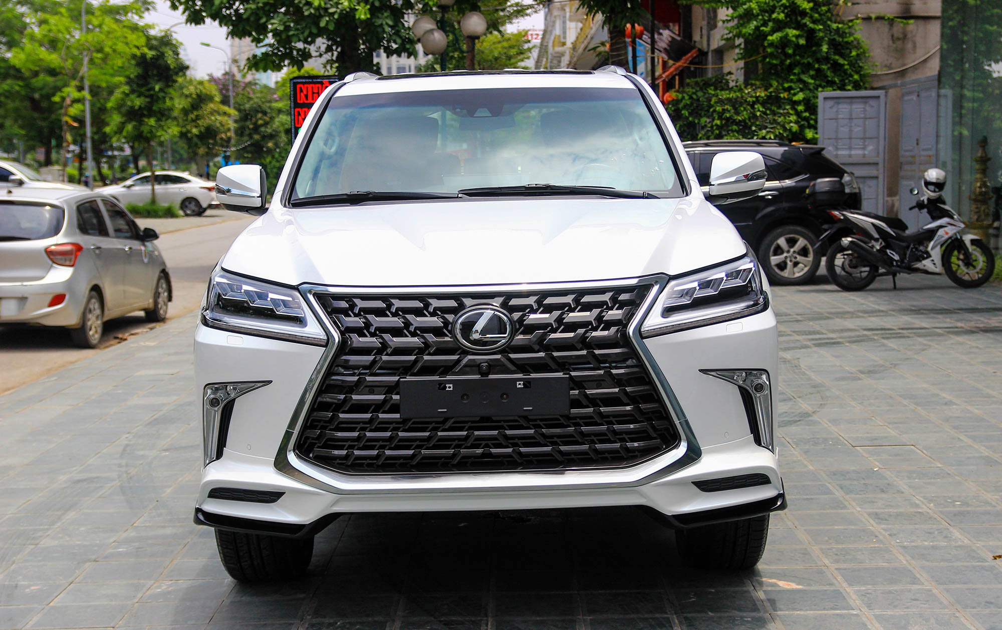 So sánh Mercedes G 63 và Lexus LX570 ảnh 4 So sanh Mercedes G 63 va Lexus LX570 anh 4
