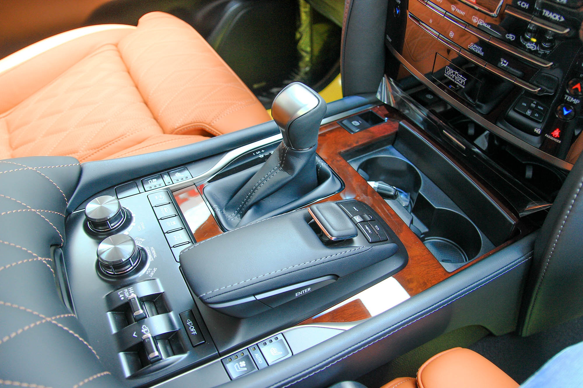 So sanh Lexus LX570 va Range Rover anh 13