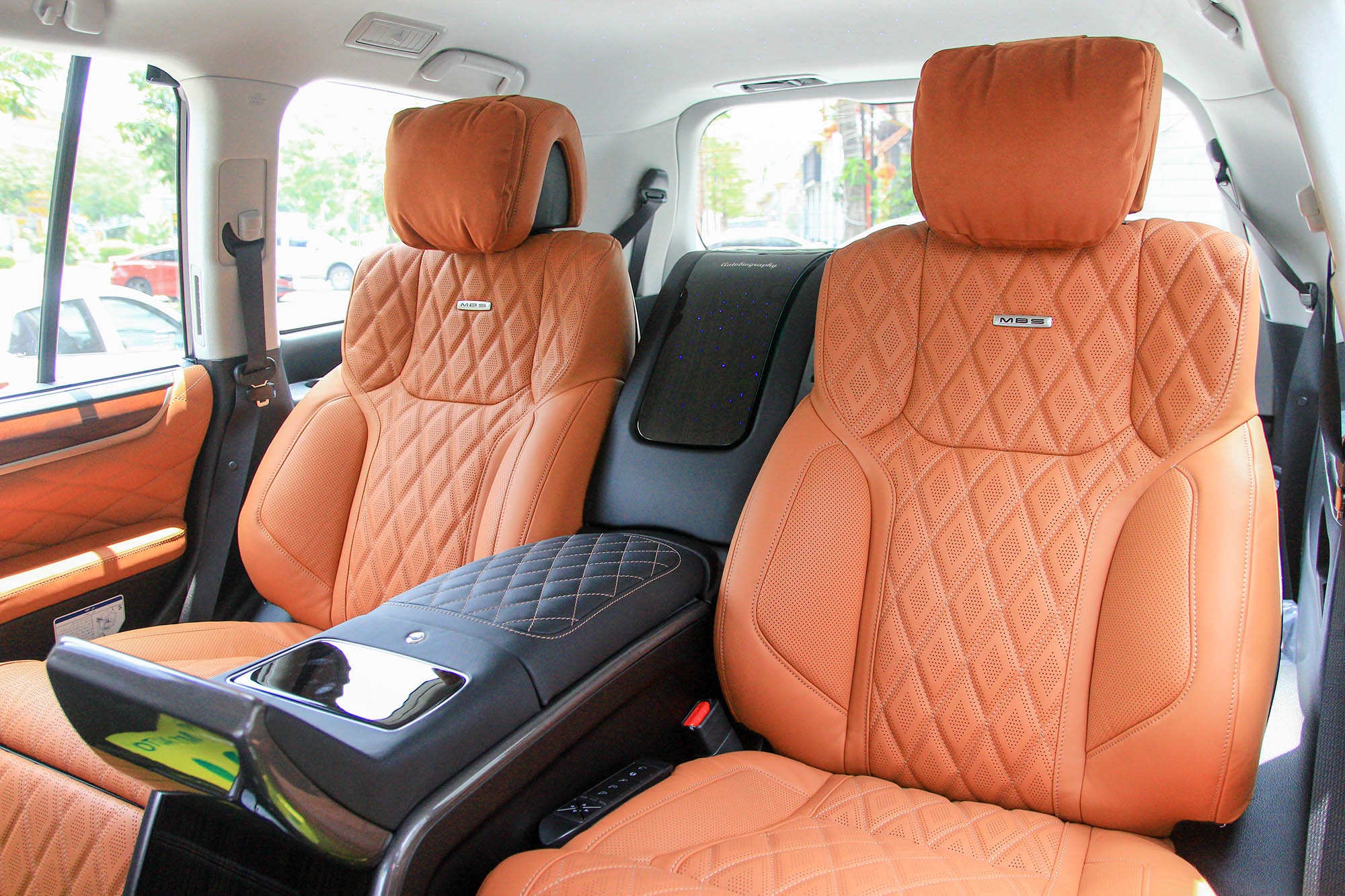 So sánh Mercedes G 63 và Lexus LX570 ảnh 13 So sanh Mercedes G 63 va Lexus LX570 anh 13