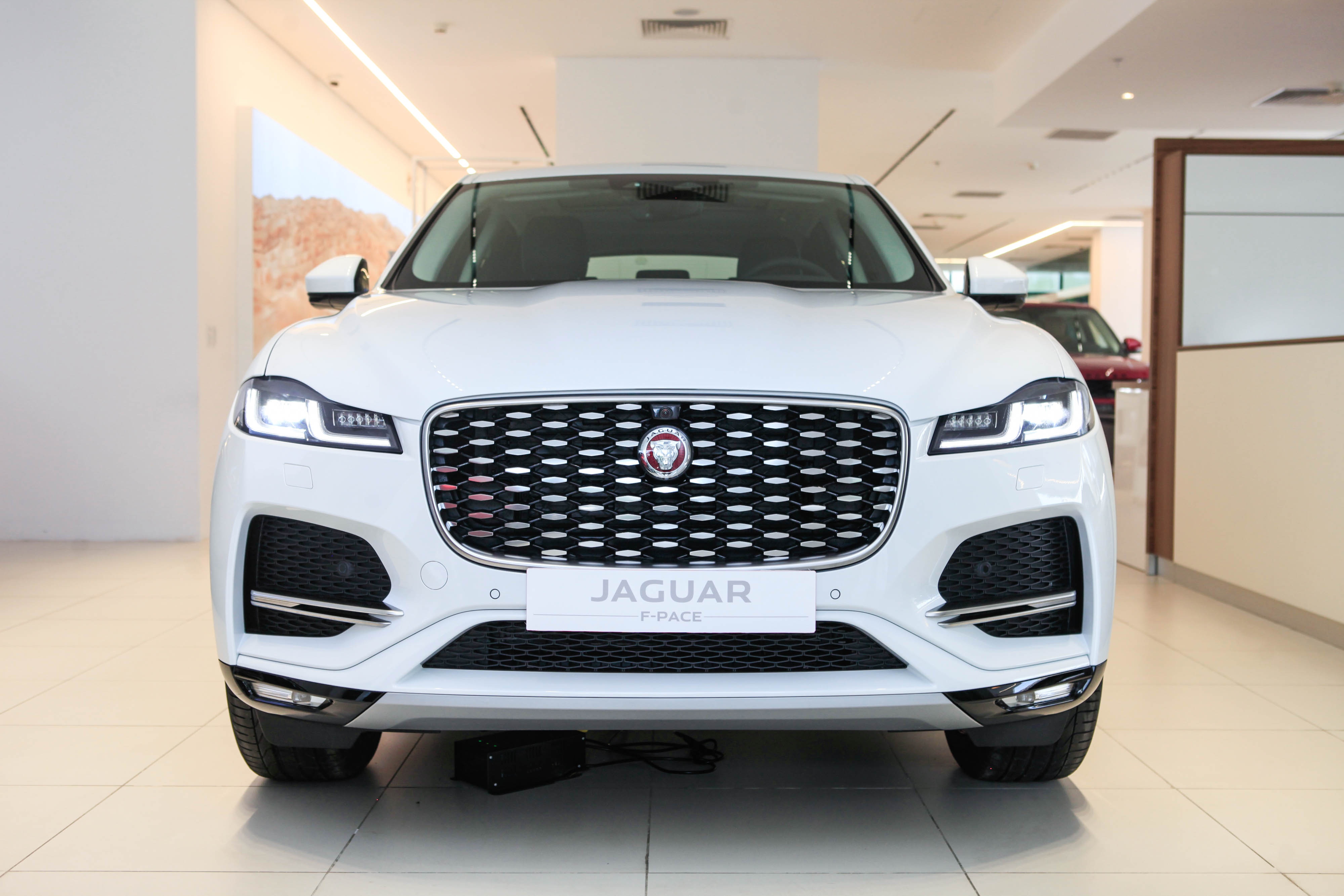 Chi tiet Jaguar F-Pace 2021 tai Viet Nam - doi thu cua Porsche Macan hinh anh