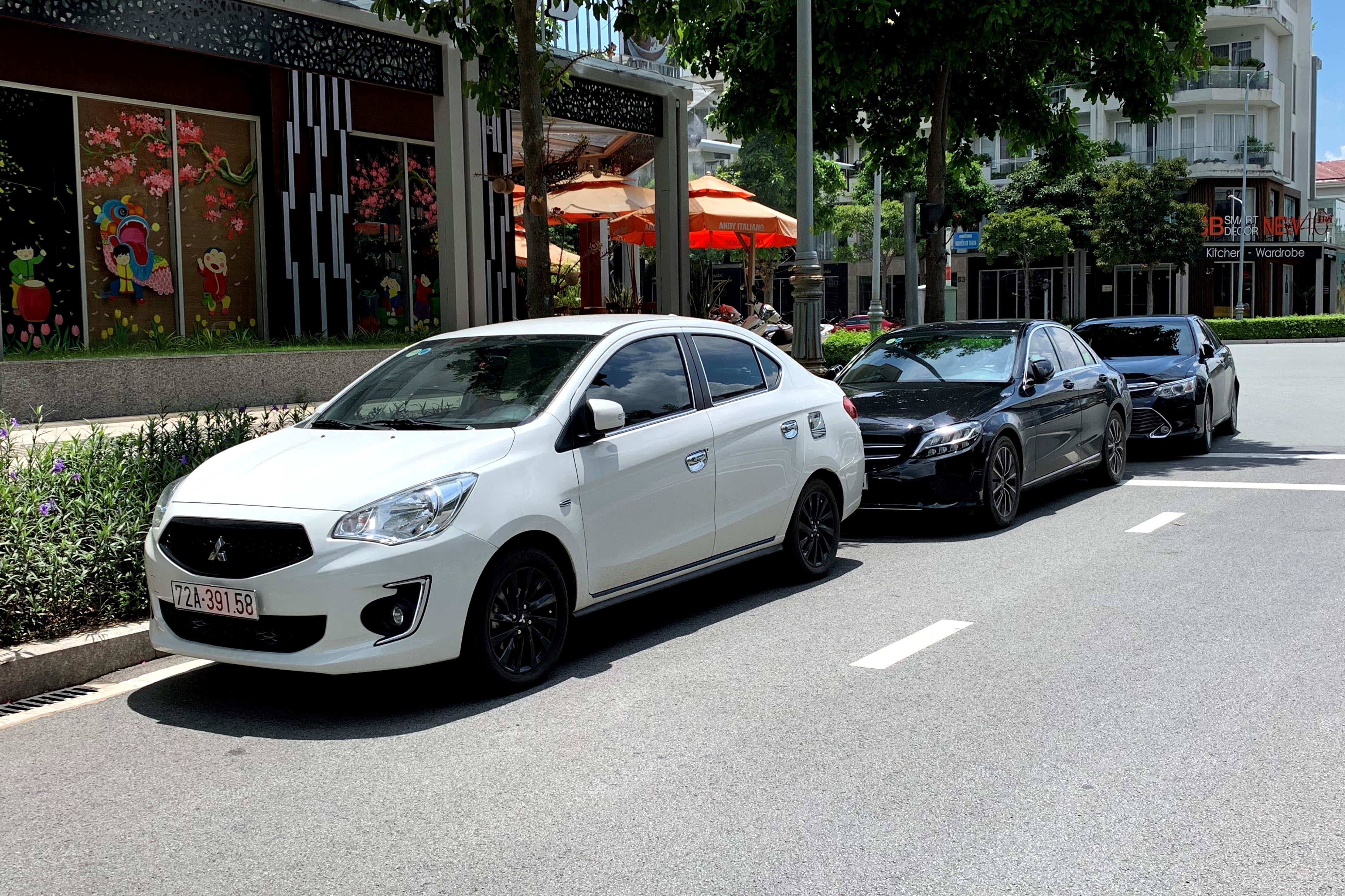 Toi lam the nao de ha nhiet trong oto khi do lau duoi troi nang? hinh anh