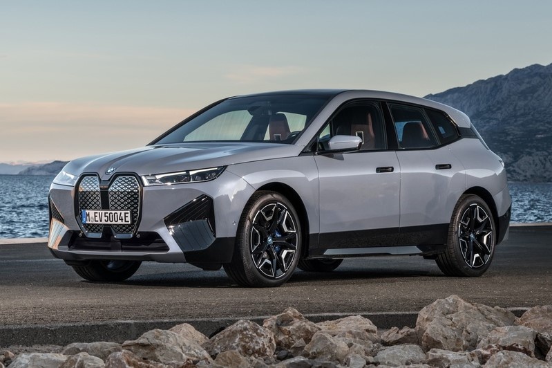 BMW ra mat 3 mau oto dien moi vao dau nam 2022 - ho tro 5G, eSIM hinh anh