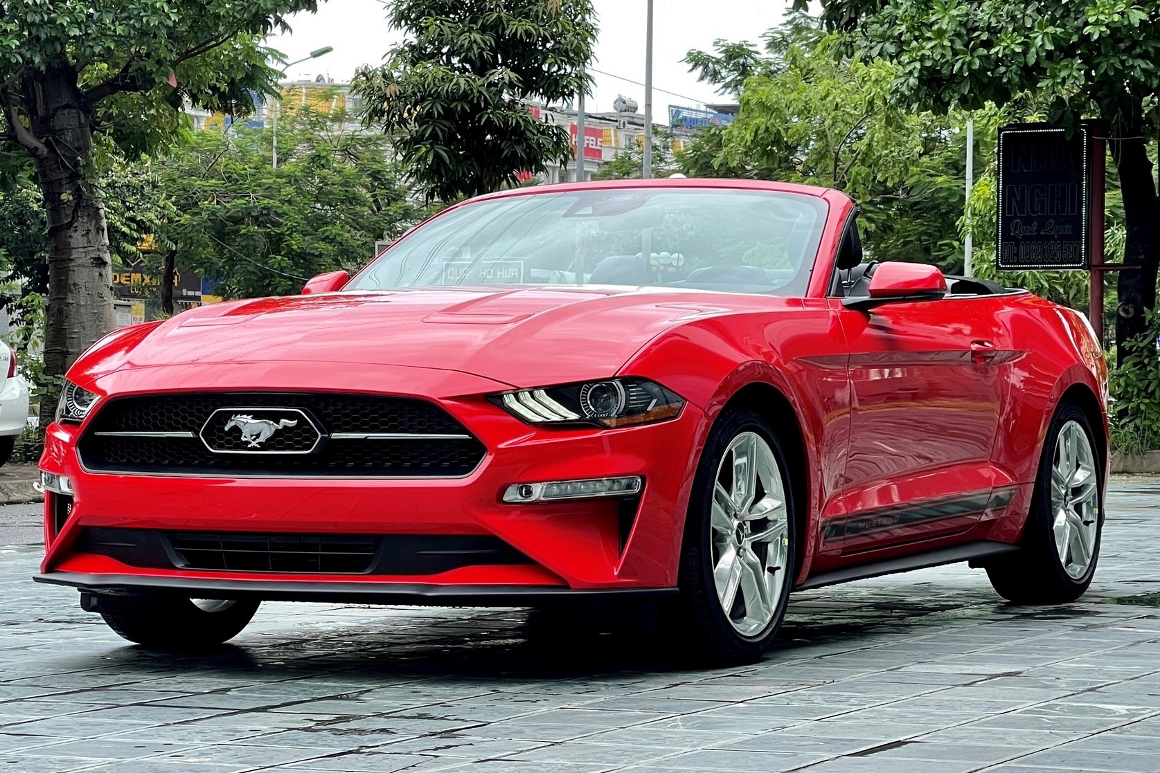 Chi tiet Ford Mustang 2021 phien ban mui tran tai Viet Nam hinh anh