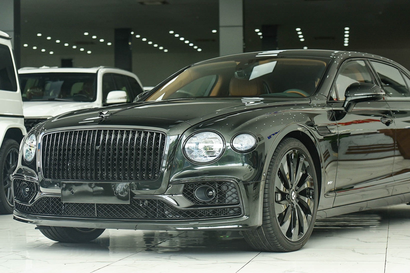 Bentley Flying Spur V8 doi 2021 voi mau son hiem tai Viet Nam hinh anh