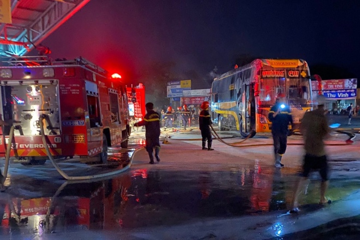 xe khach boc chay o bai do anh 2