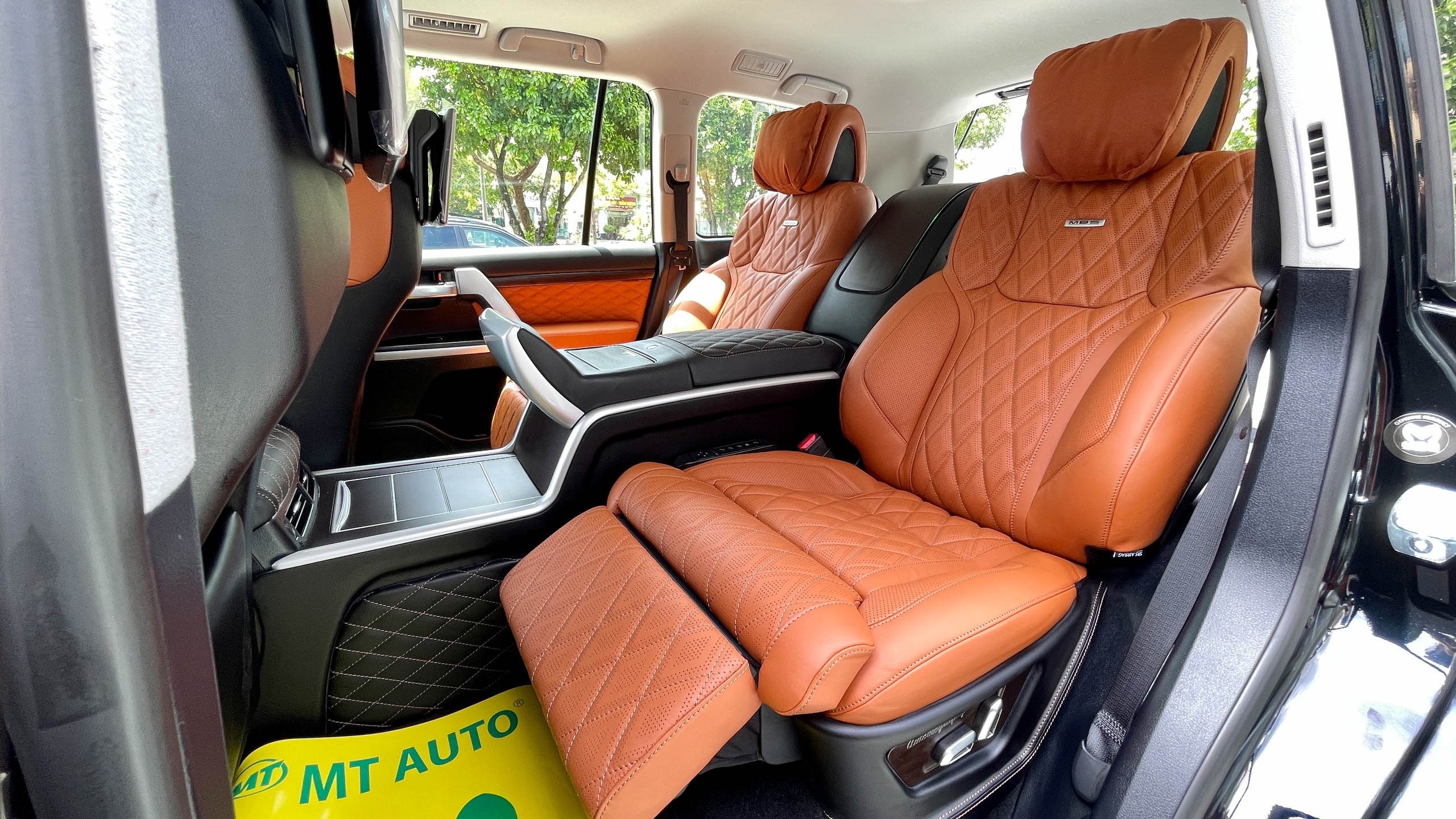 Xe sang 4 cho gia chuc ty dong anh 12