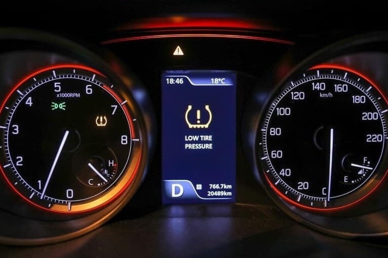 Can lam gi khi den canh bao ap suat lop phat sang? hinh anh