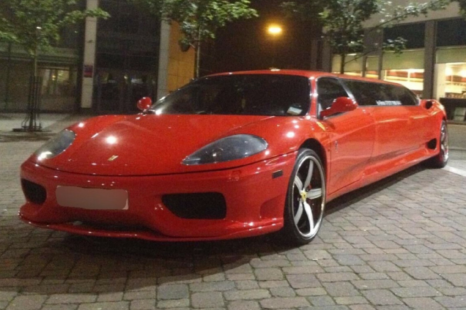 Chiec Ferrari duoc tuy bien thanh xe 8 cho ngoi hinh anh