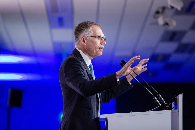 khung hoang chip ban dan anh 1