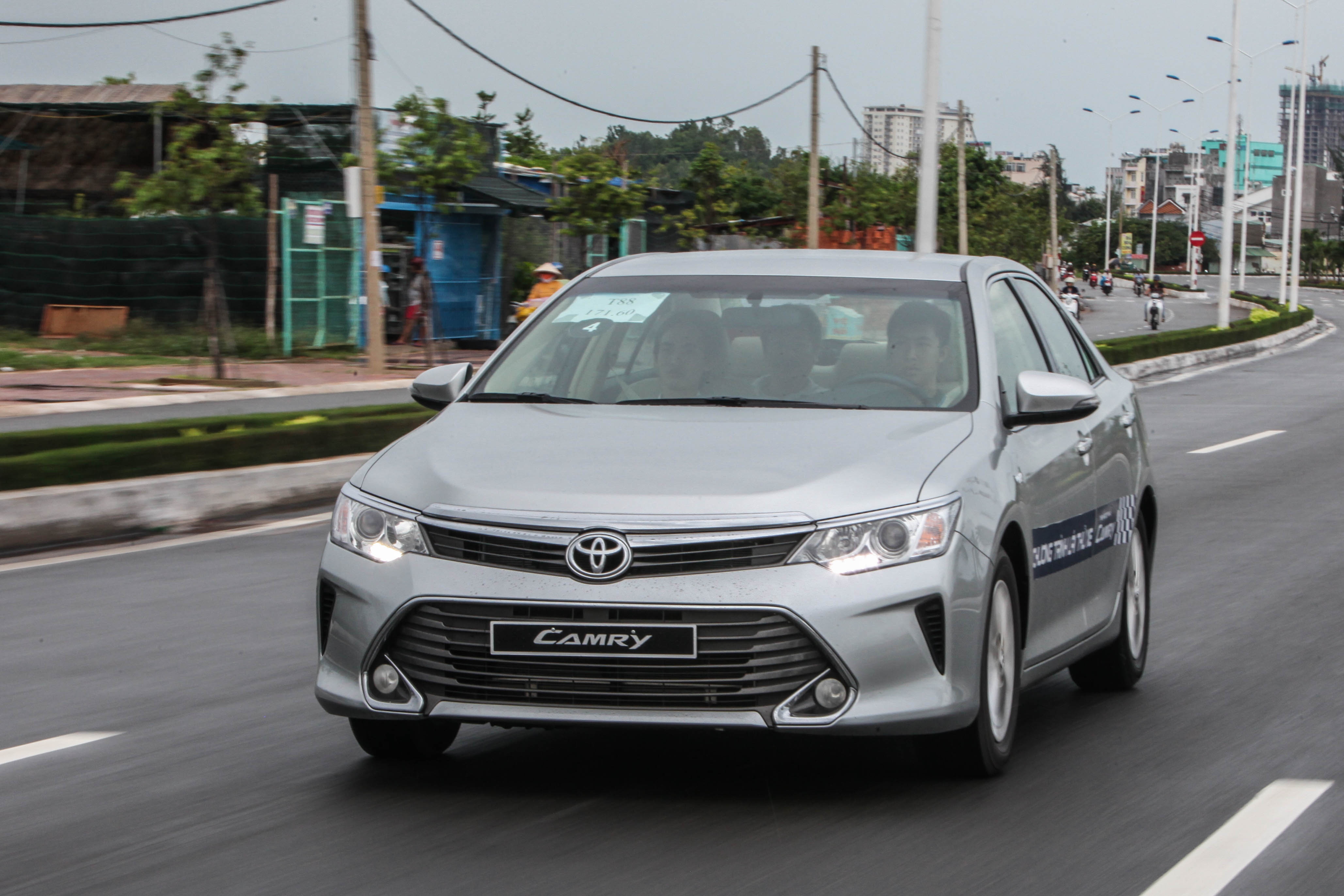 Toi co nen mua Toyota Camry doi 2018 voi gia 820 trieu dong? hinh anh