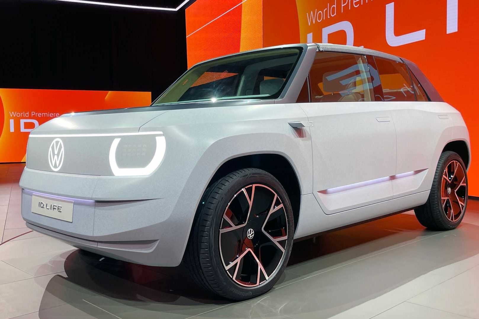 Xe dien Volkswagen duoc trang bi ca may choi game, rap chieu phim hinh anh