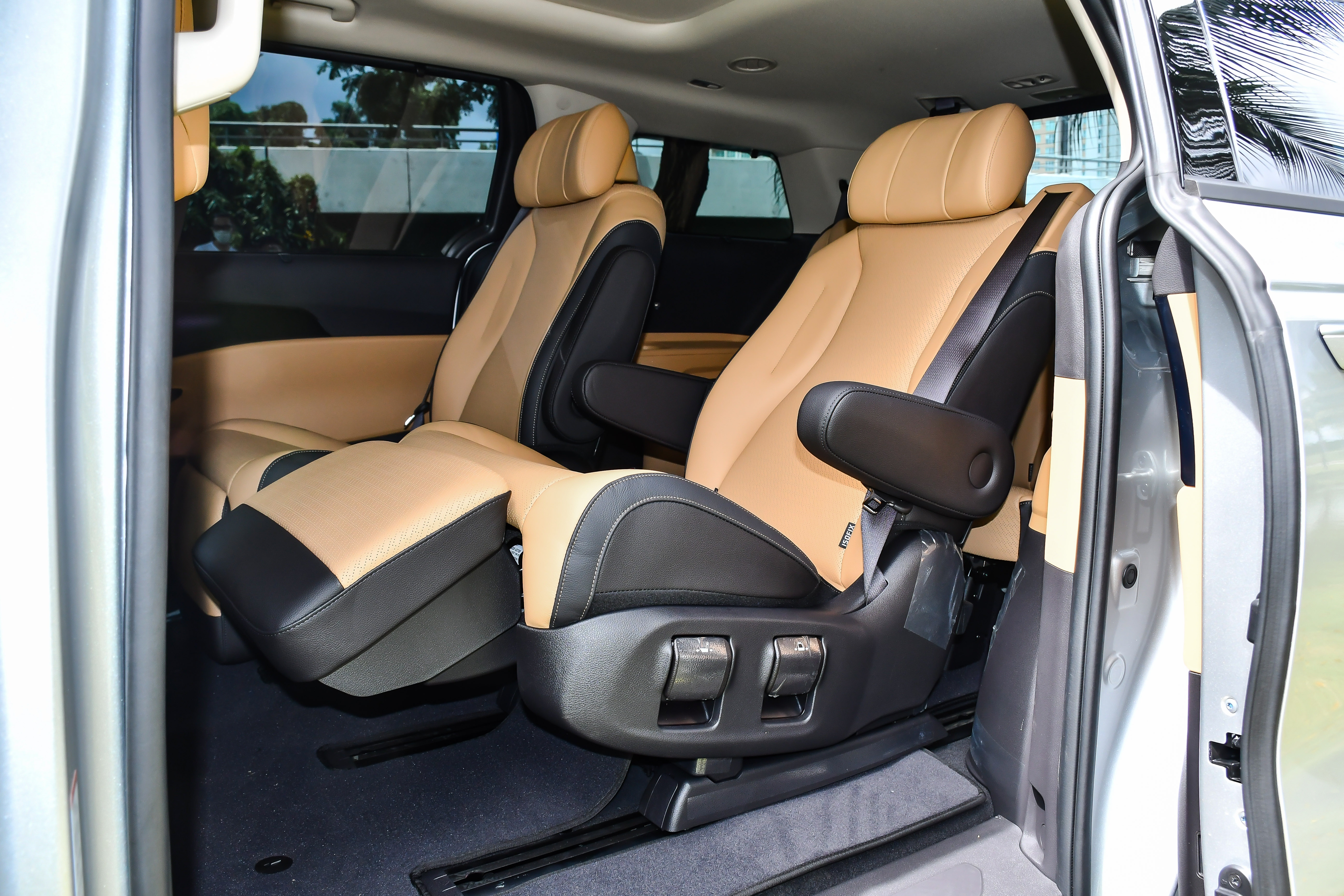 So sánh Kia Carnival và Hyundai Santa Fe ảnh 10 So sanh Kia Carnival va Hyundai Santa Fe anh 10