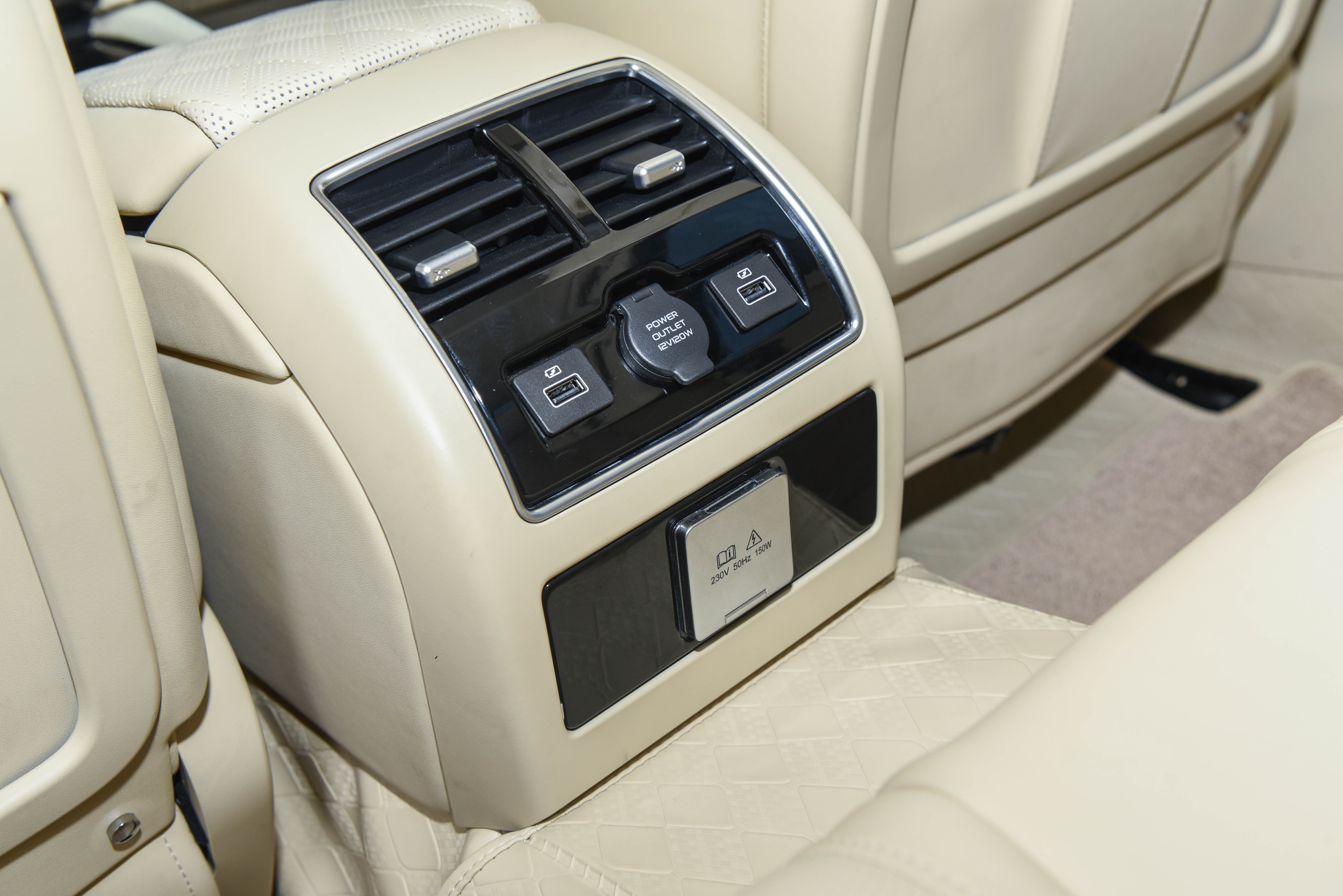 VinFast Lux A2.0 độ nội thất giống Mercedes ảnh 20 VinFast Lux A2.0 do noi that giong Mercedes anh 20